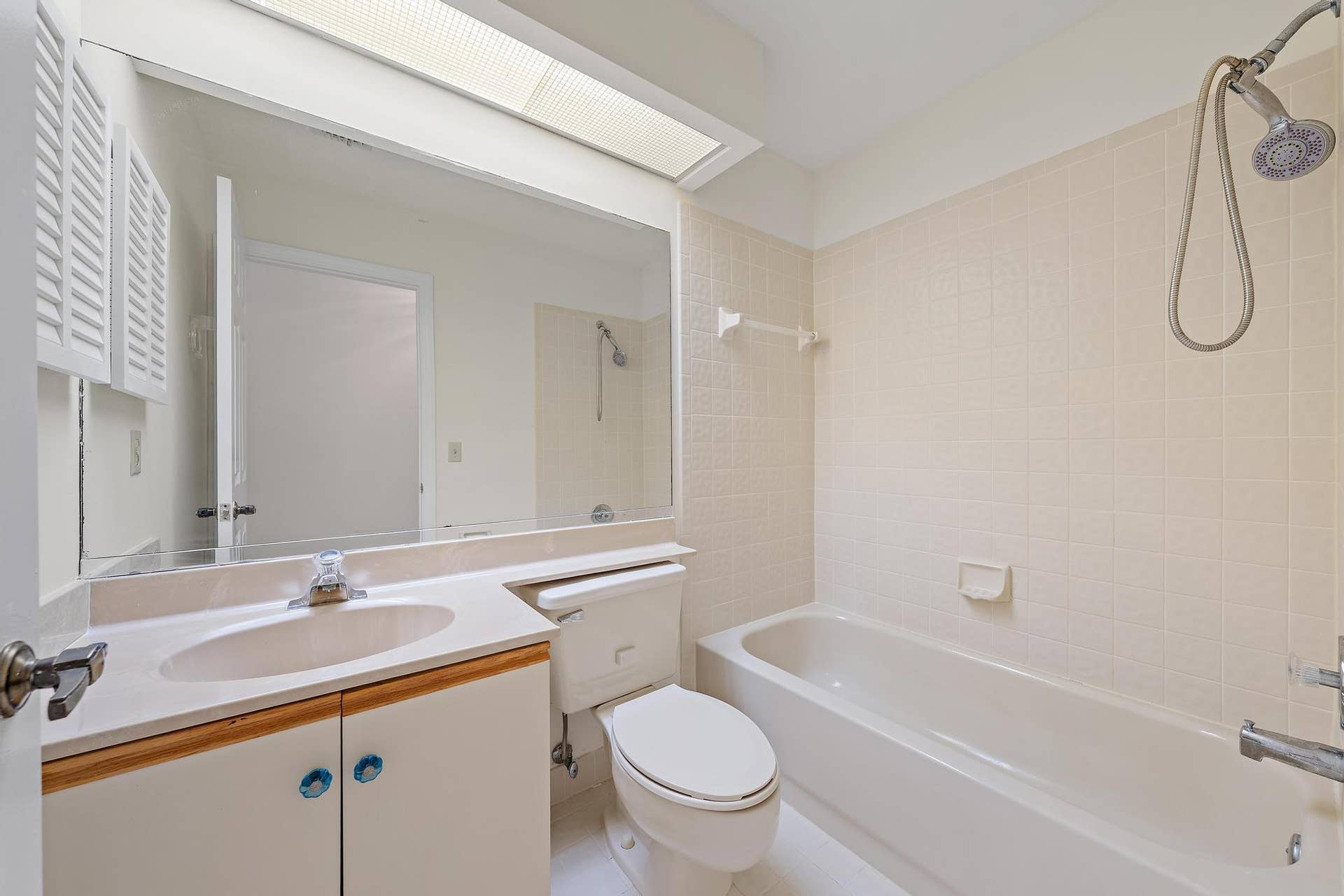 370 Prestwick Circle, #2, Palm Beach Gardens, FL 33418 370 Prestwick Cir apt 2-17