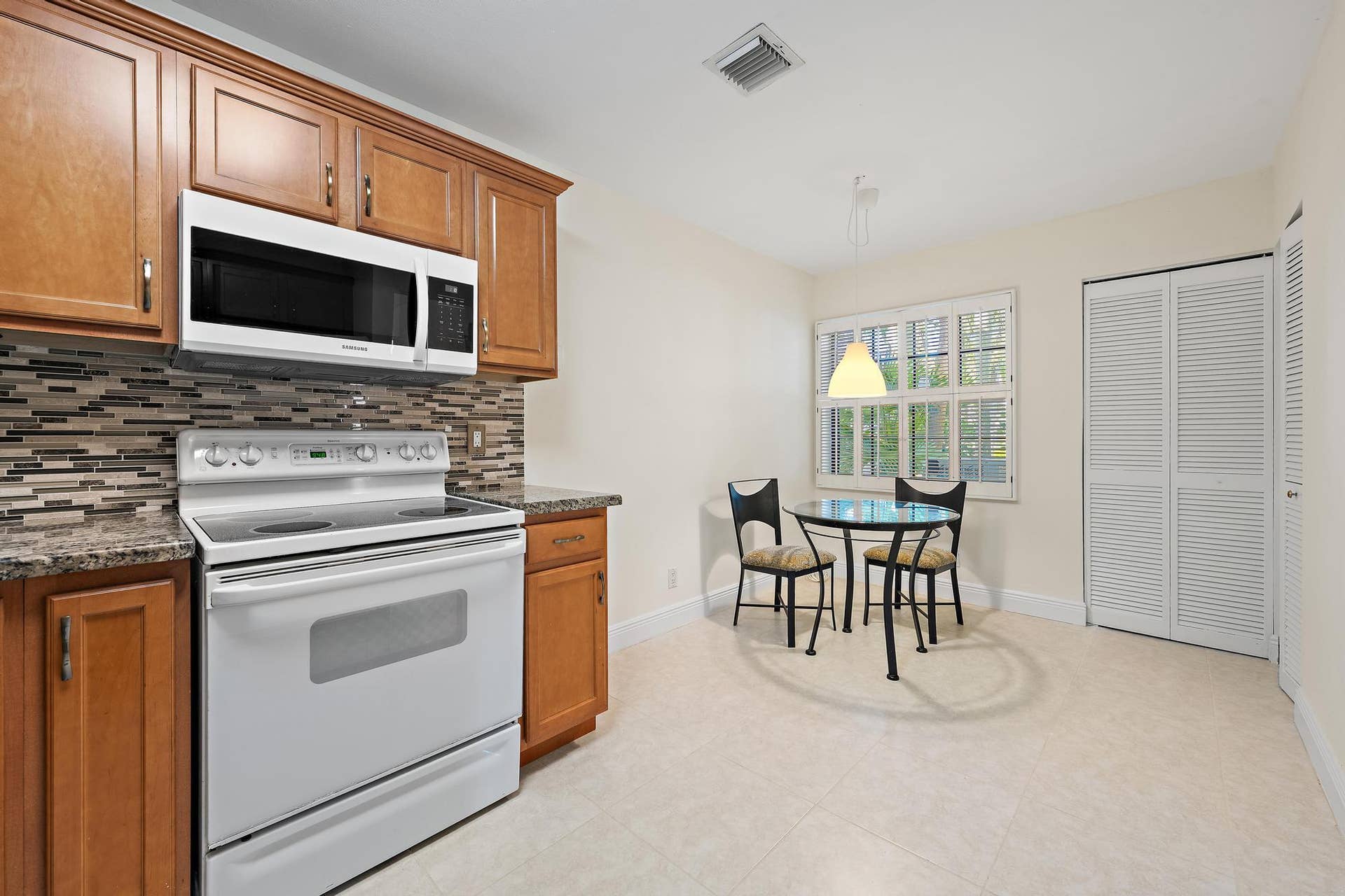 370 Prestwick Circle, #2, Palm Beach Gardens, FL 33418 370 Prestwick Cir apt 2-11
