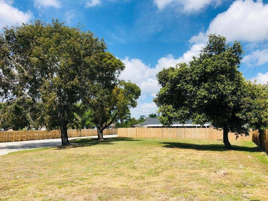 3166 Melaleuca Road, West Palm Beach, FL 33406 front yard view