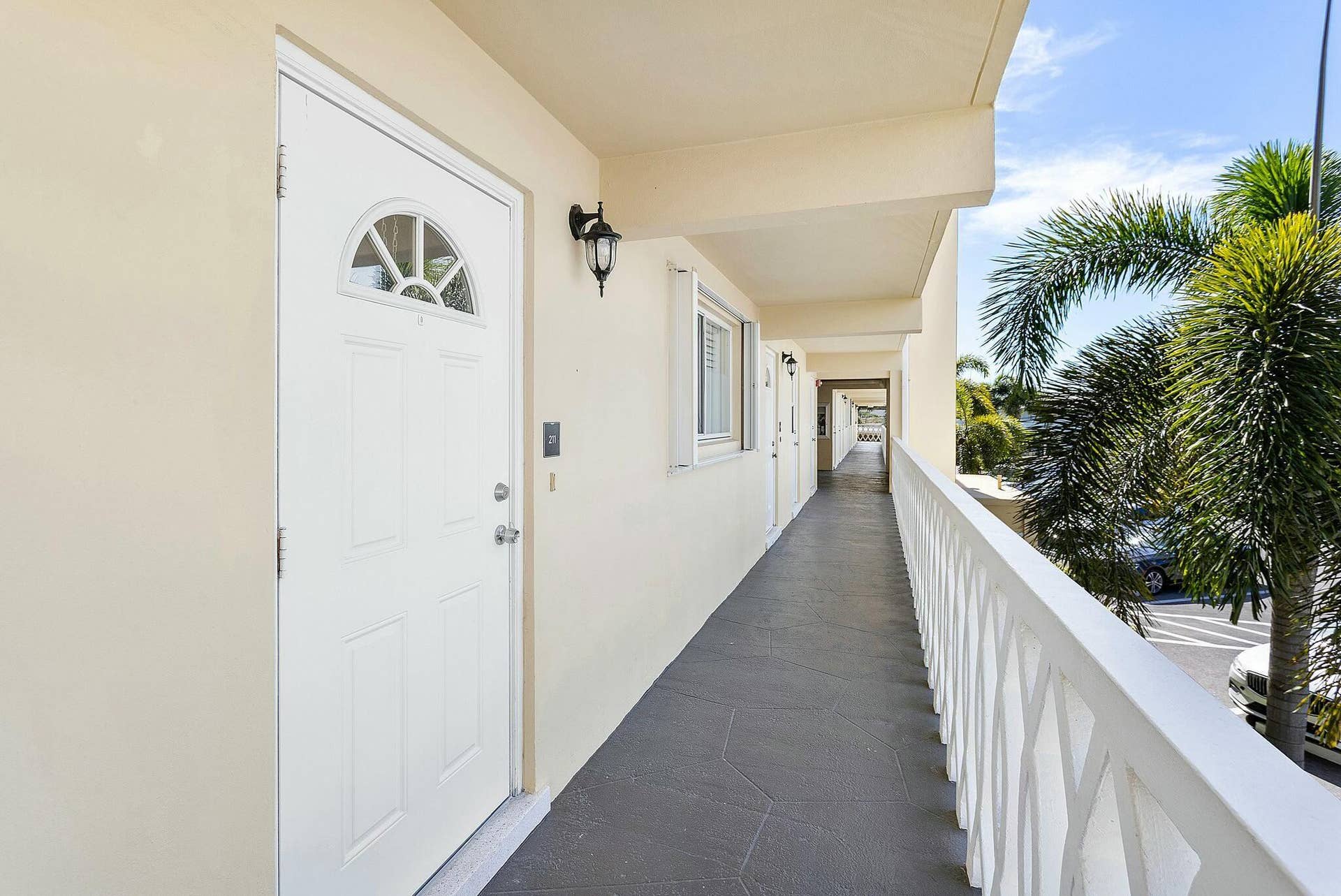 330 N Federal Highway, #211, Deerfield Beach, FL 33441 Entrance hallway