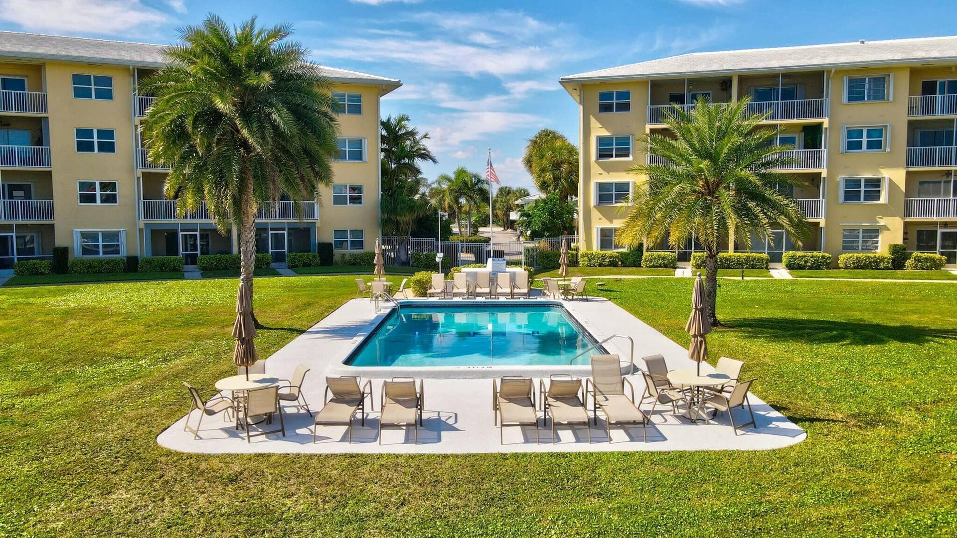 330 N Federal Highway, #211, Deerfield Beach, FL 33441 Pool