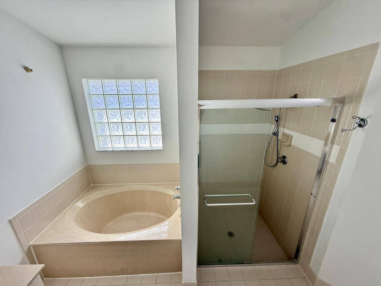 870 NW 166TH Avenue, Pembroke Pines, FL 33028 WhatsApp Image 2026-10-07 at 9.29.37 AM