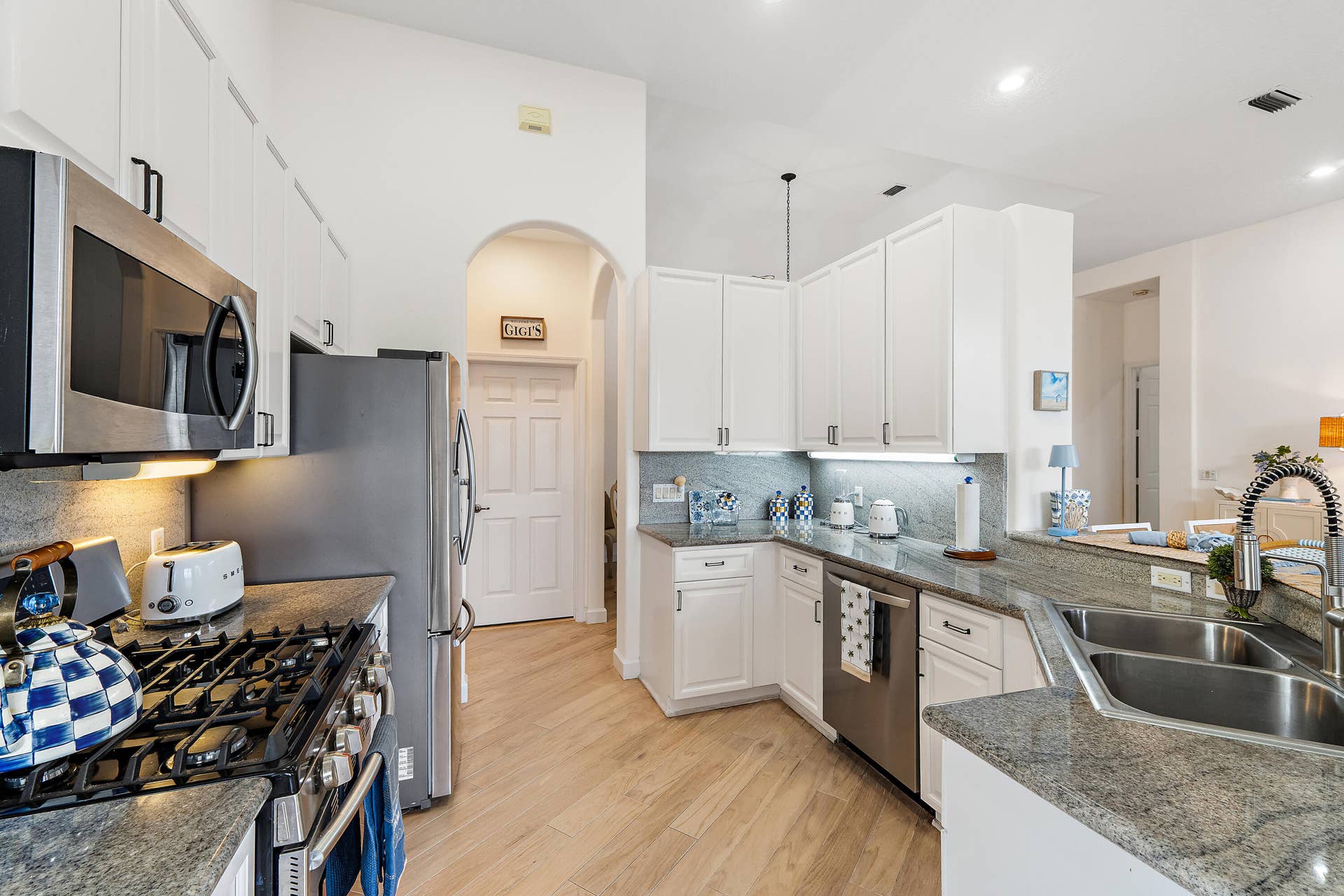 Spacious open kitchen with Granite Countertops