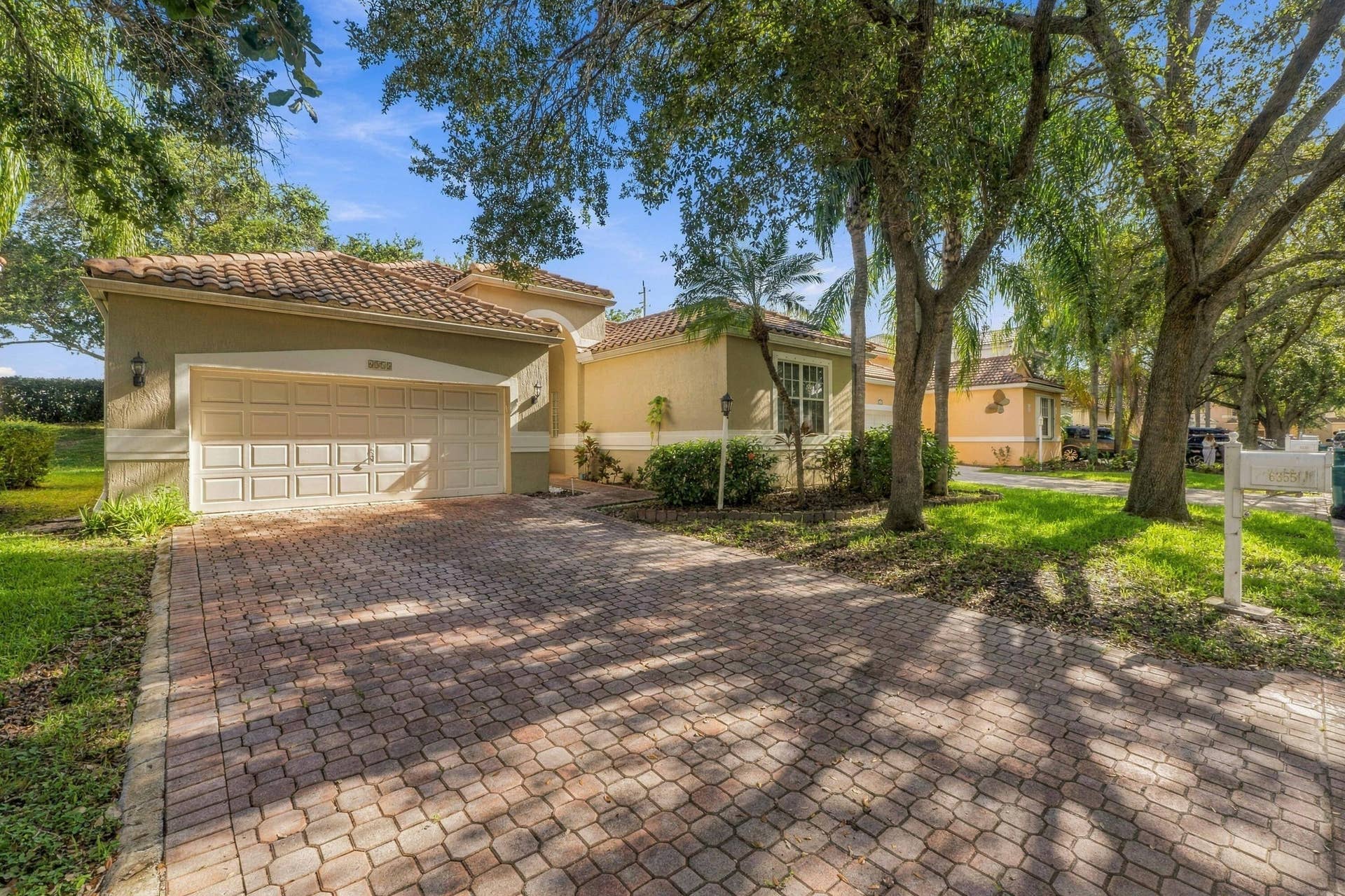 6355 NW 80th Dr_001