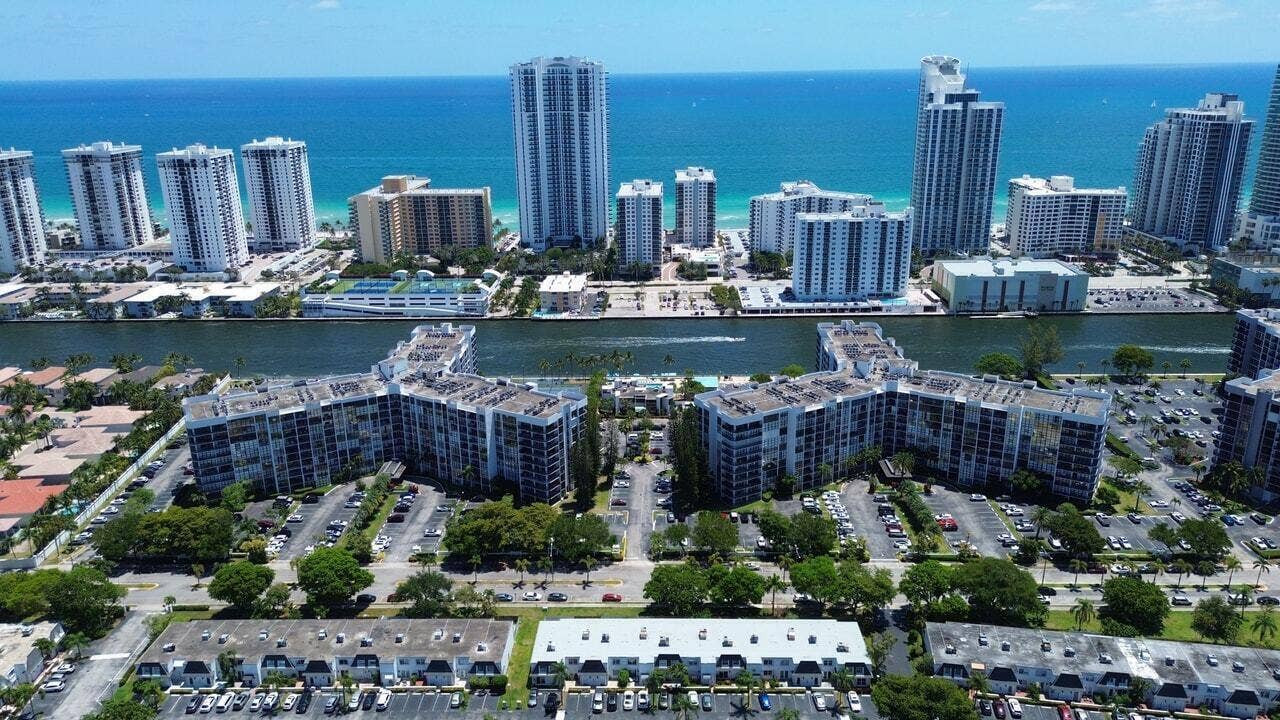 800 PARKVIEW Drive, #317, Hallandale Beach, Hallandale Beach, FL 33009 Copia de 2