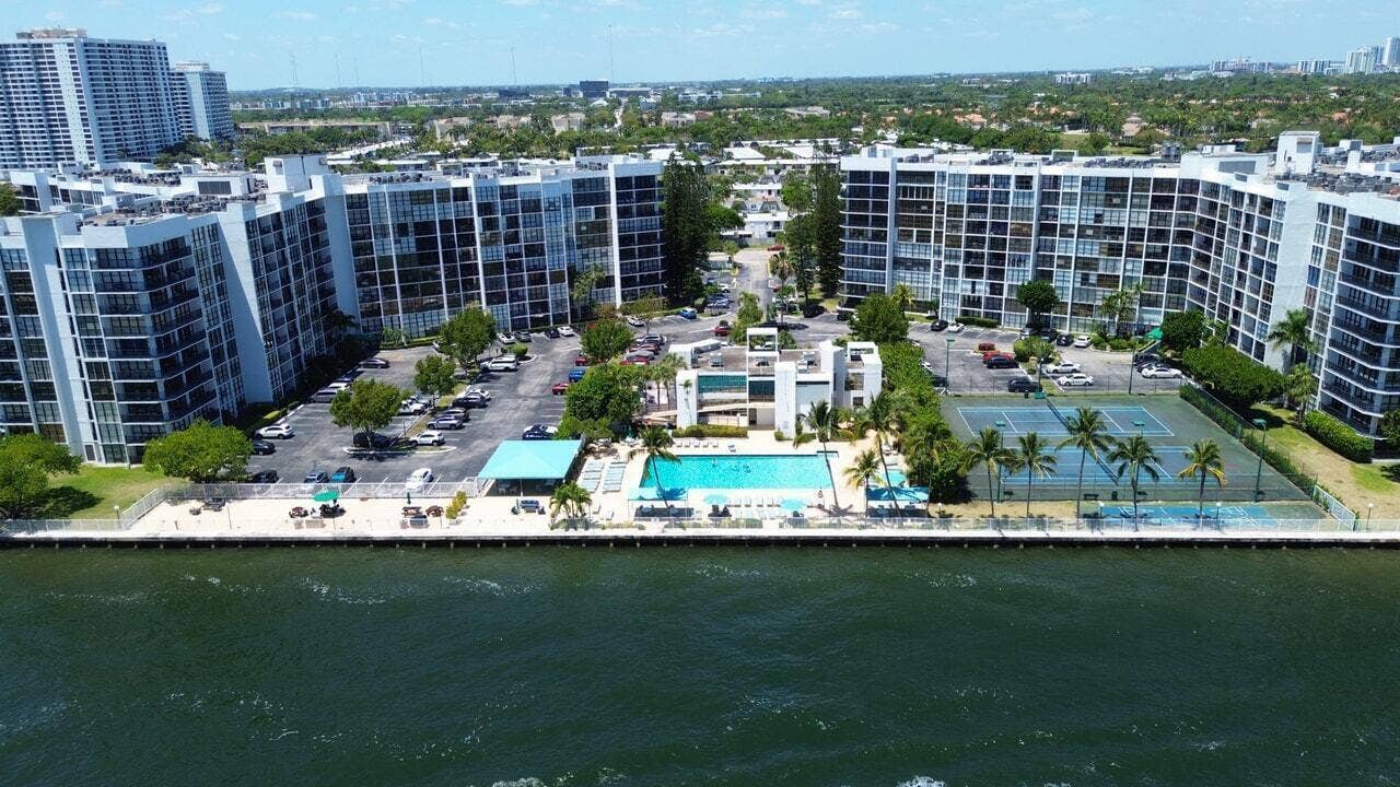 800 PARKVIEW Drive, #317, Hallandale Beach, Hallandale Beach, FL 33009 Copia de 33