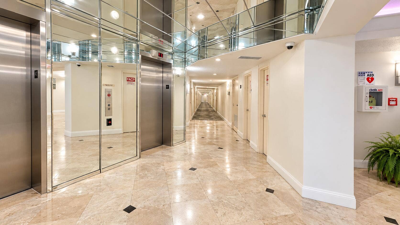800 PARKVIEW Drive, #317, Hallandale Beach, Hallandale Beach, FL 33009 Lobby moderno con ascensores y pasillo p