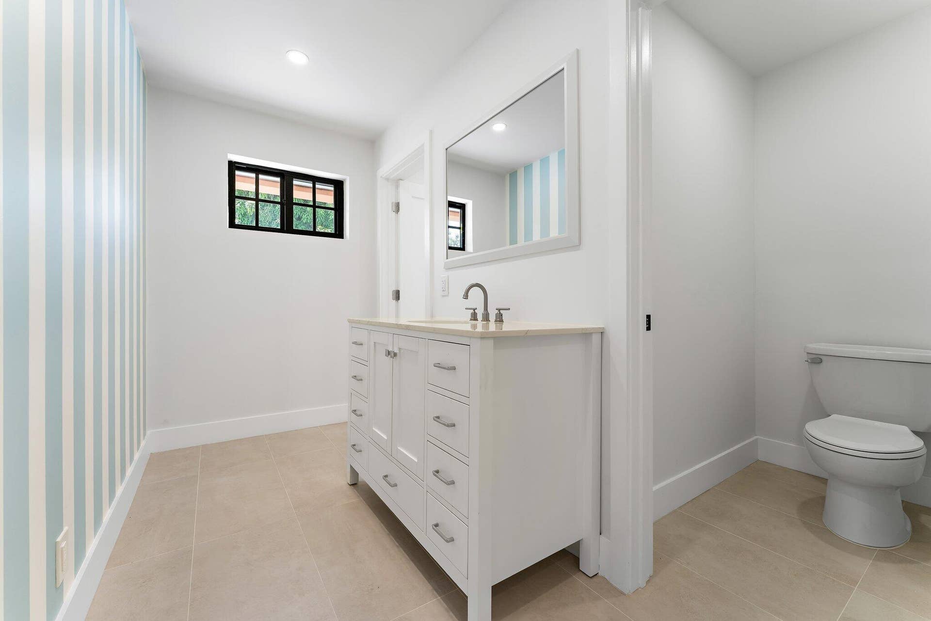 4456 HICKORY Drive, Palm Beach Gardens, FL 33418 Guest Bath