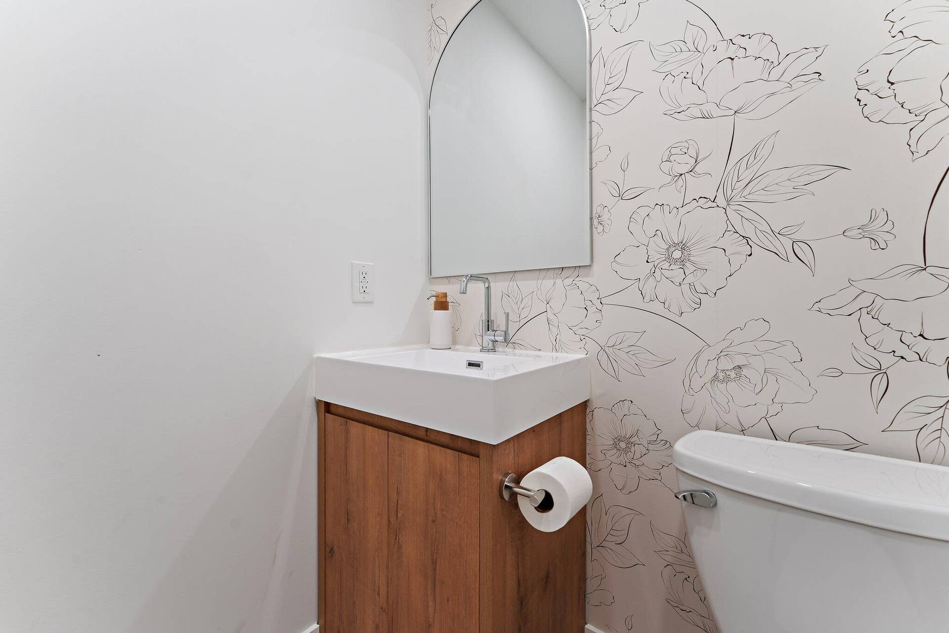 4456 HICKORY Drive, Palm Beach Gardens, FL 33418 Powder Room
