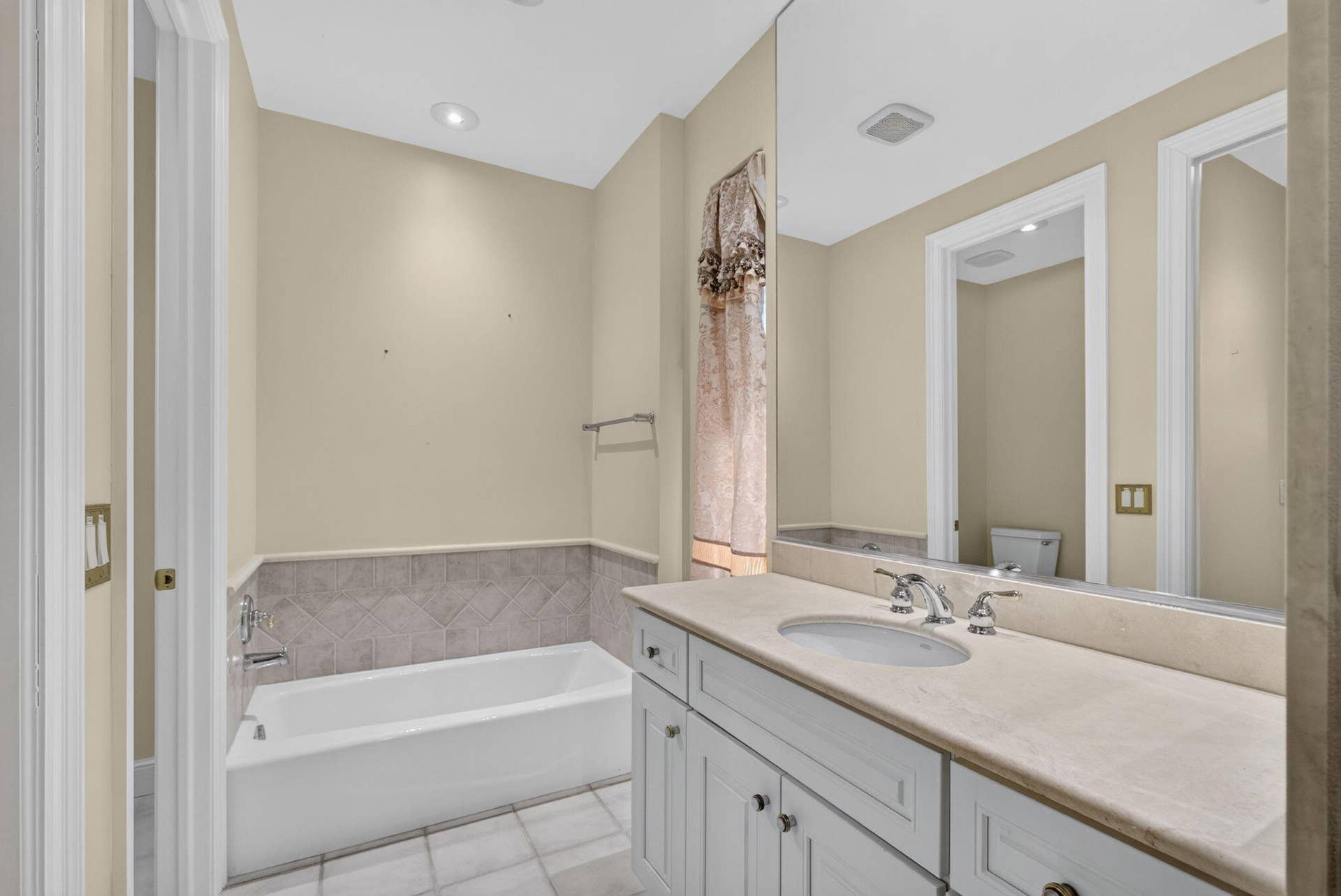 10248 Heronwood Lane, West Palm Beach, FL 33412 Guest Bathroom