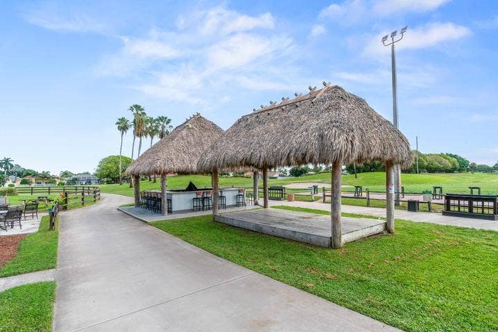 5574 Bermuda Dunes Circle, Lake Worth, FL 33463 restaurant