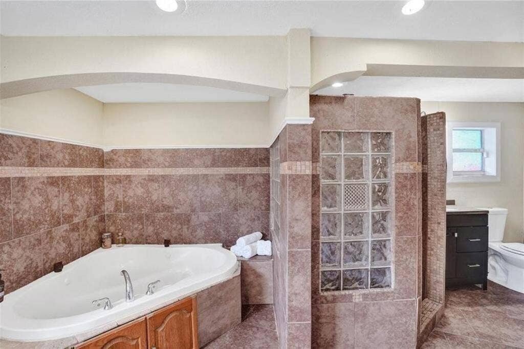 3321 SW 32ND Avenue, West Park, FL 33023 Mastr ShowerJacuzzi