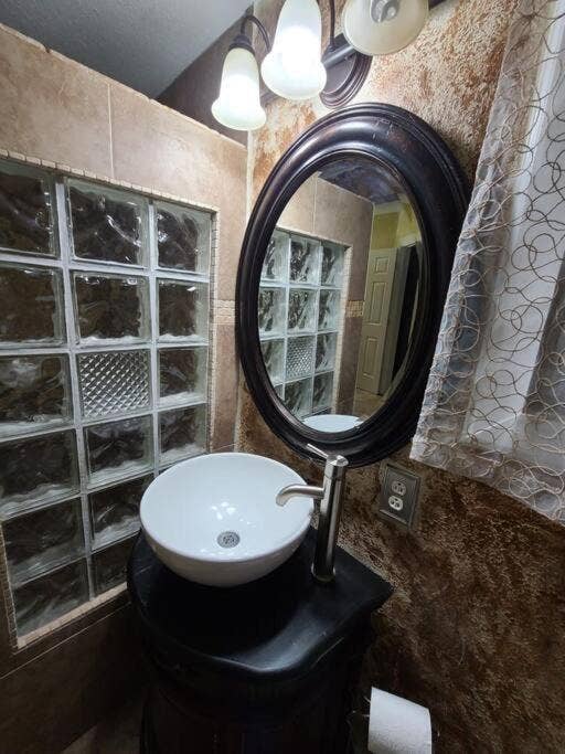 3321 SW 32ND Avenue, West Park, FL 33023 Master Vanity