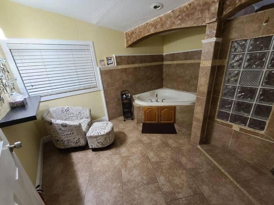 3321 SW 32ND Avenue, West Park, FL 33023 Master Jacuzzi