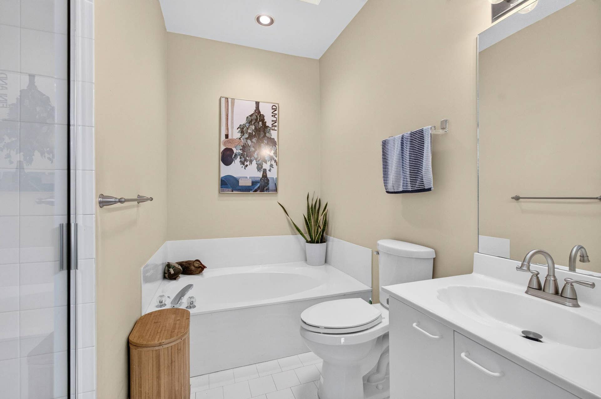 8284 WATERLINE Drive, #105, Boynton Beach, FL 33472 MASTER BATH