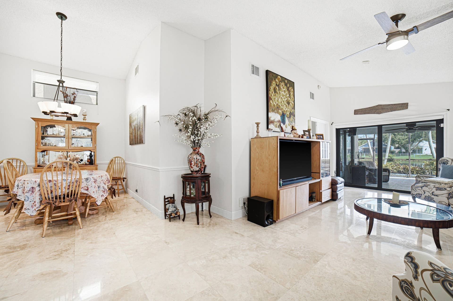 501 Lakeside Circle, Sunrise, FL 33326 Livingroom-Dining Area