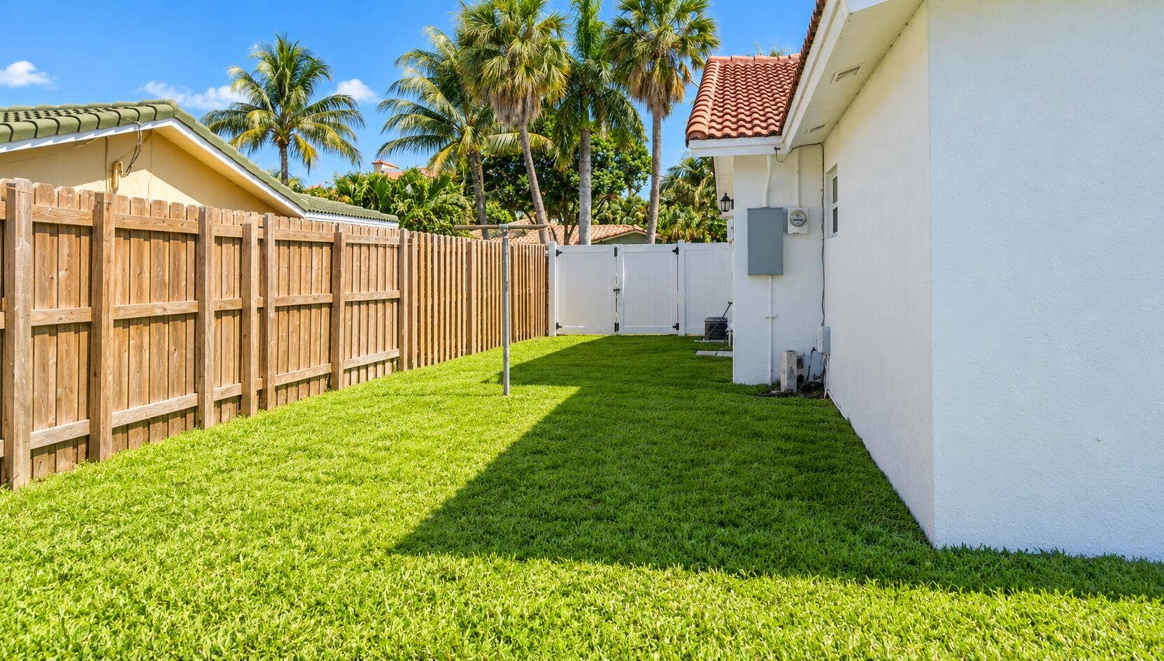 266 SW 12TH Street, Boca Raton, Boca Raton, FL 33432 Sunny Tropical Side Yard
