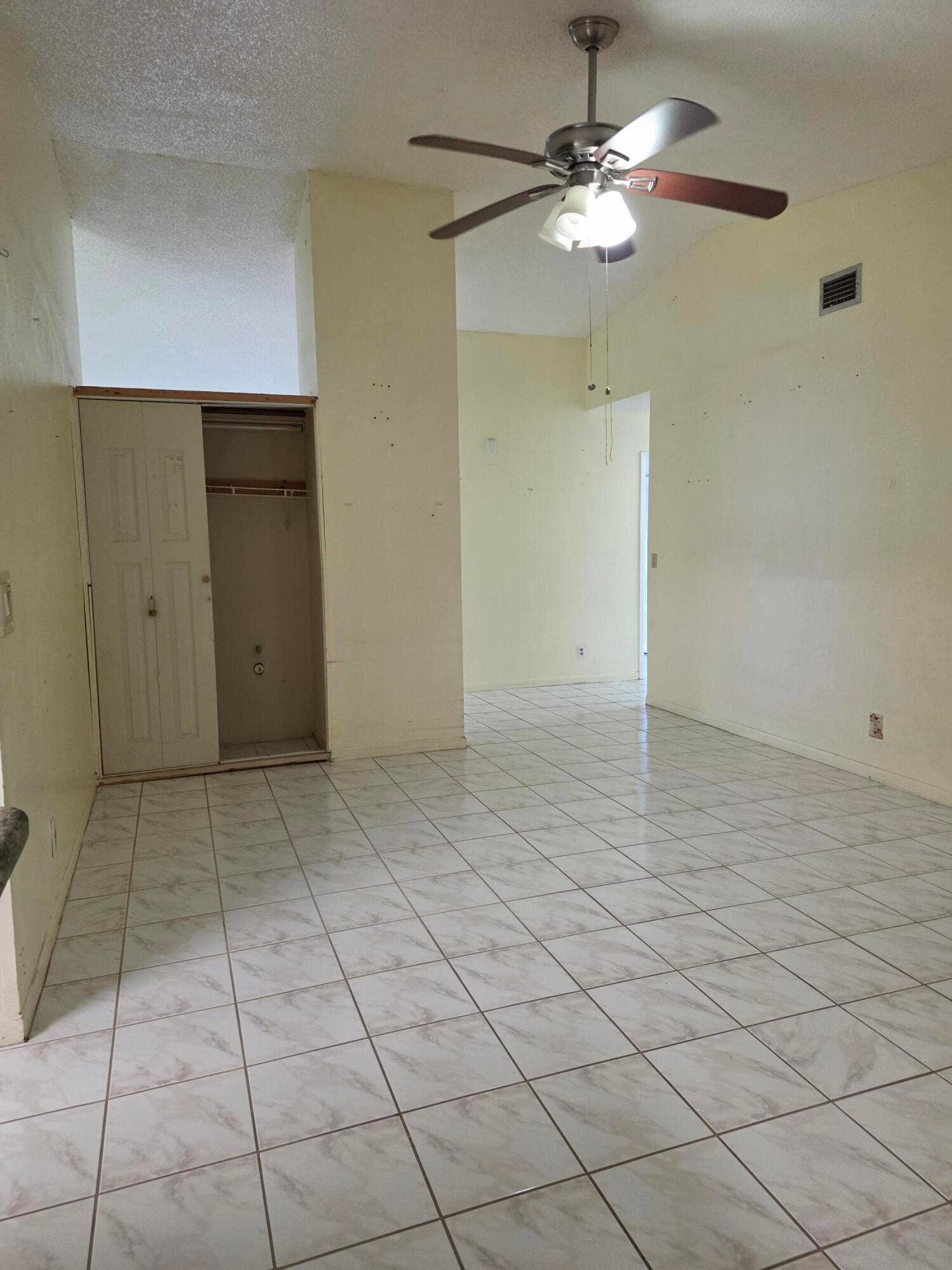 2000 NW 70TH Lane, Margate, FL 33063 Living room