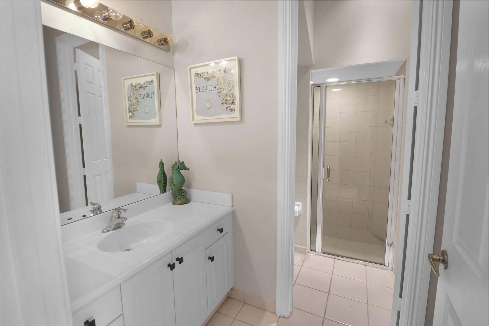 8217 NW 107th Terrace, Parkland, FL 33076 Full Bathroom / Guest bathroom on 1st floor