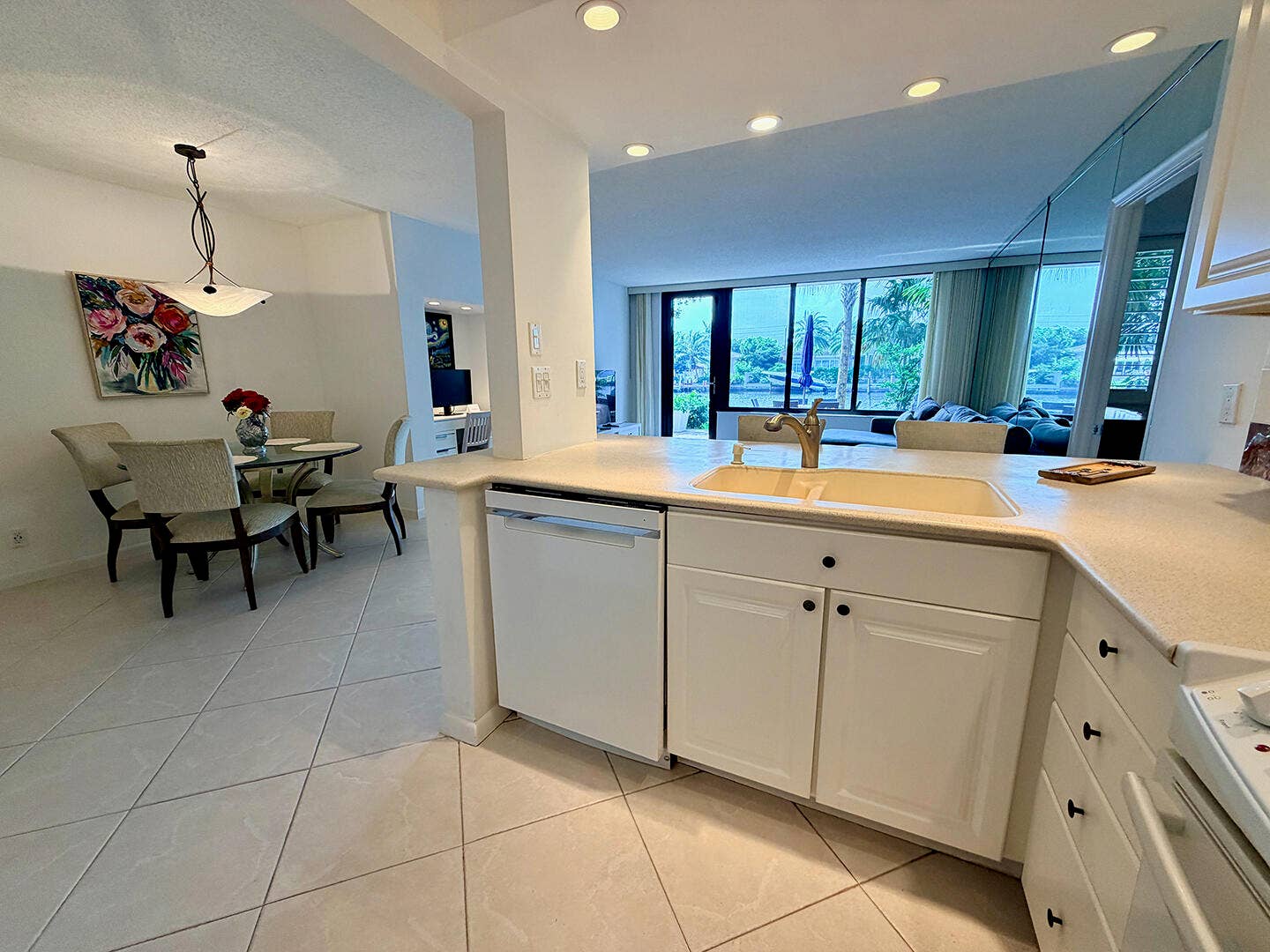 1595 S OCEAN Lane, #182, Fort Lauderdale, Fort Lauderdale, FL 33316 kitchendiningroom2
