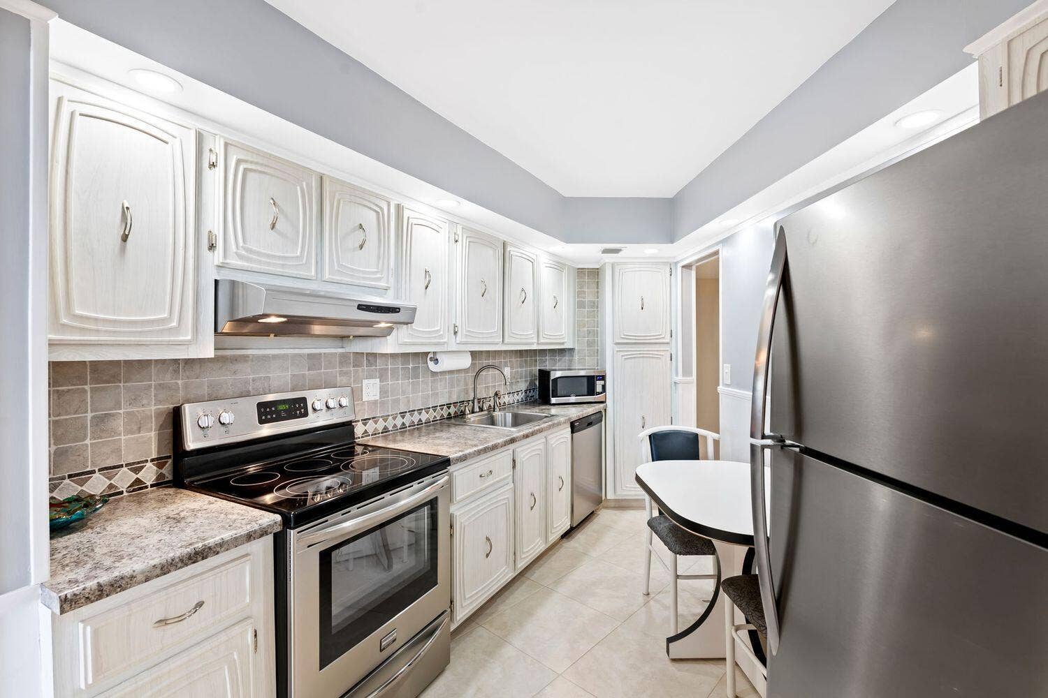 6911 Environ Boulevard, #8K, Lauderhill, FL 33319 Kitchen