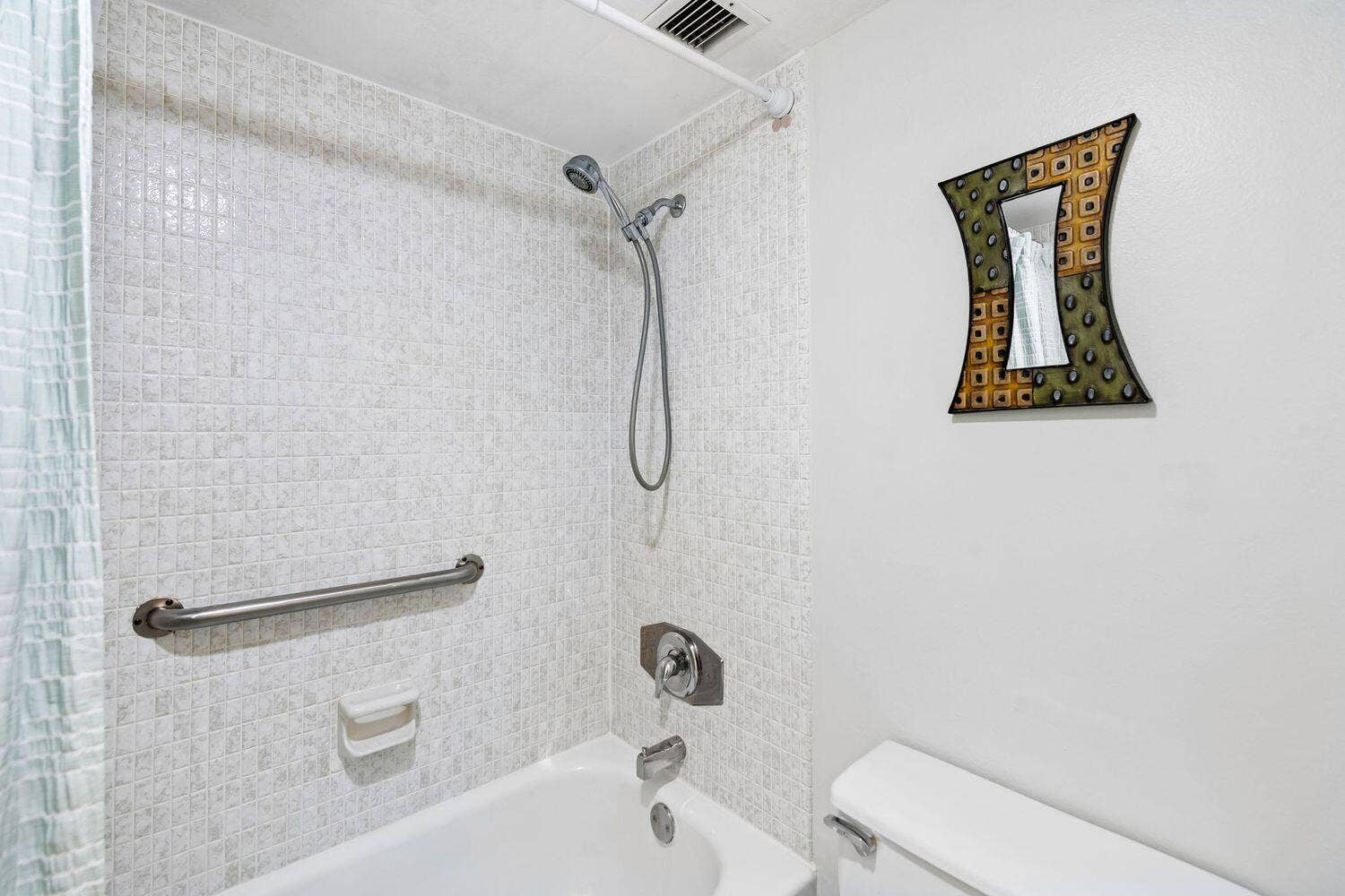 6911 Environ Boulevard, #8K, Lauderhill, FL 33319 Primary Bathroom