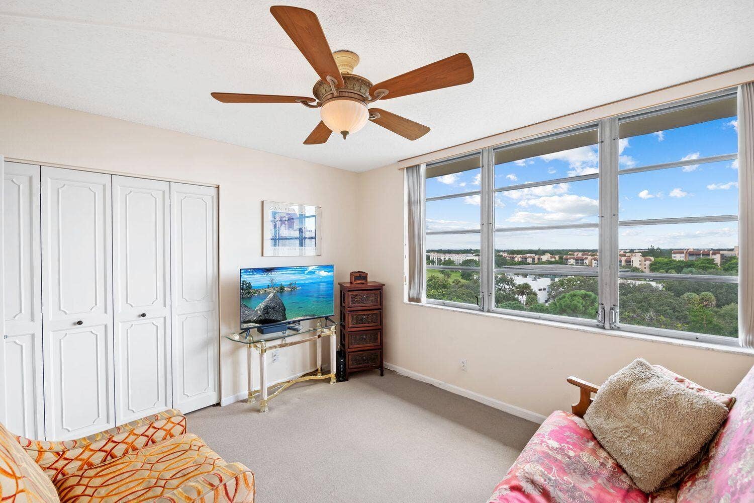 6911 Environ Boulevard, #8K, Lauderhill, FL 33319 Guest Room