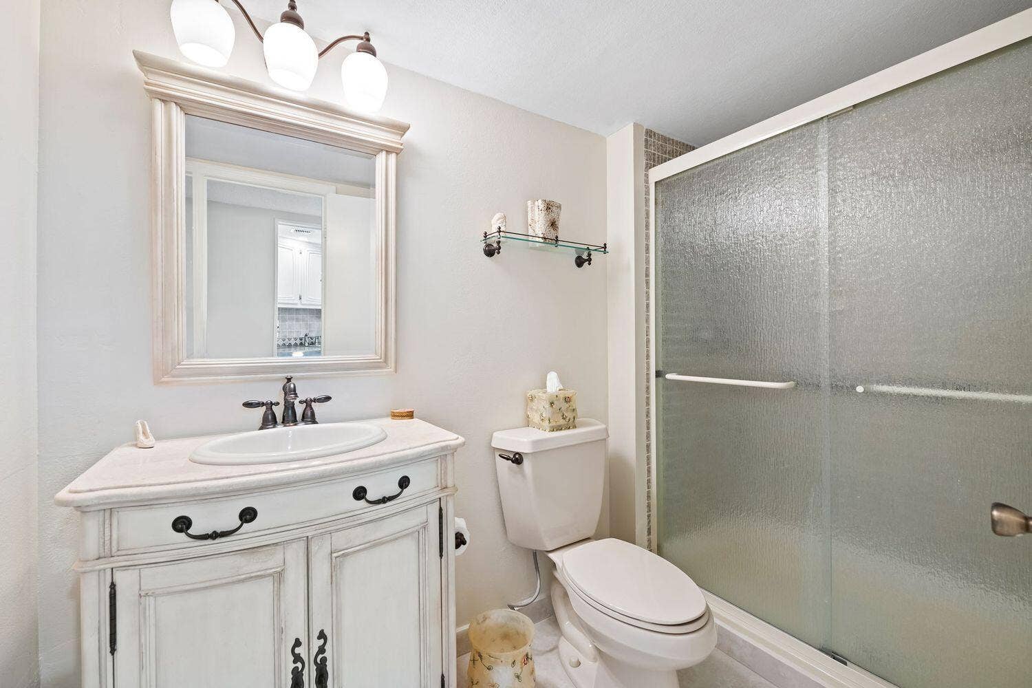 6911 Environ Boulevard, #8K, Lauderhill, FL 33319 Guest Bathroom