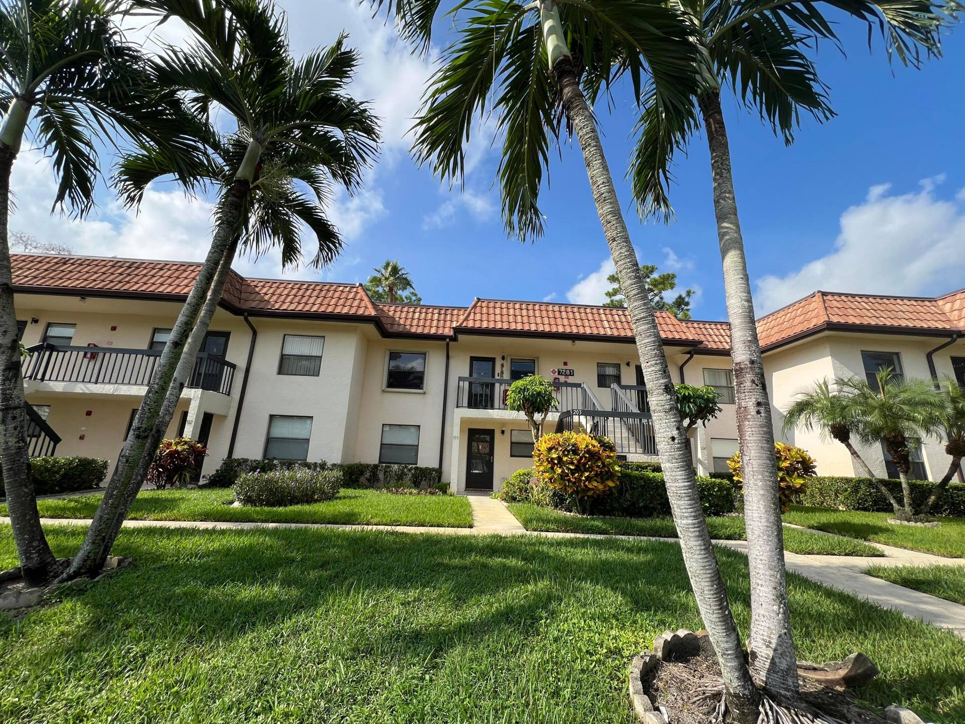 7281 Golf Colony Court, #203, Lake Worth, FL 33467 Immaculate Grounds
