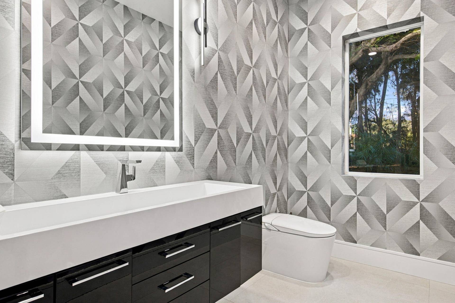 16132 Bridlewood Circle, Delray Beach, FL 33445 Guest Bathroom