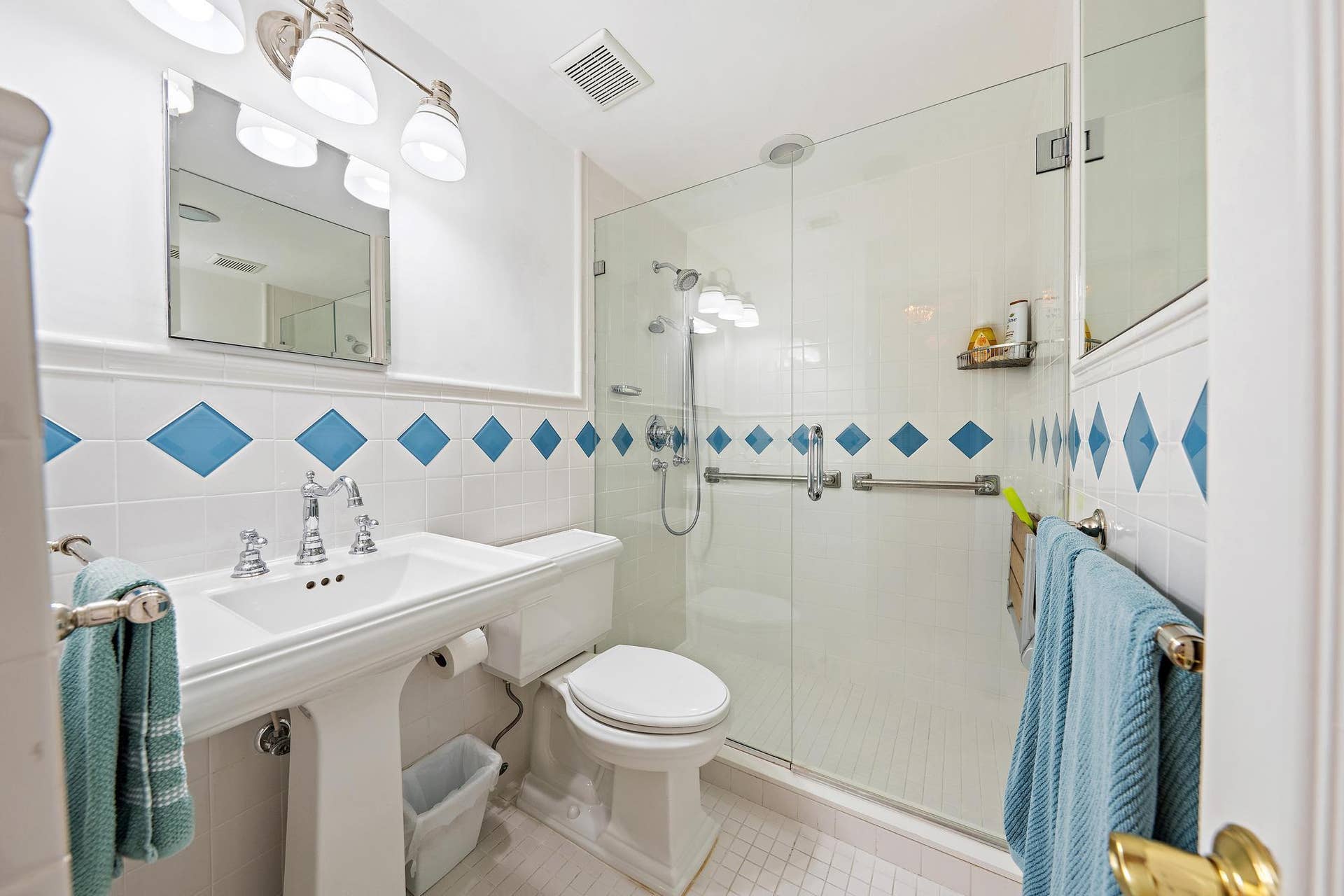 250 BRADLEY Place, #408, Palm Beach, FL 33480 Guest bath