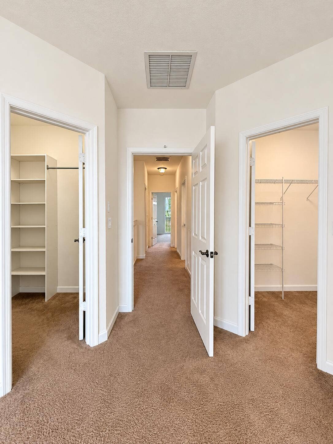 2 walk-in closet Master Bedroom