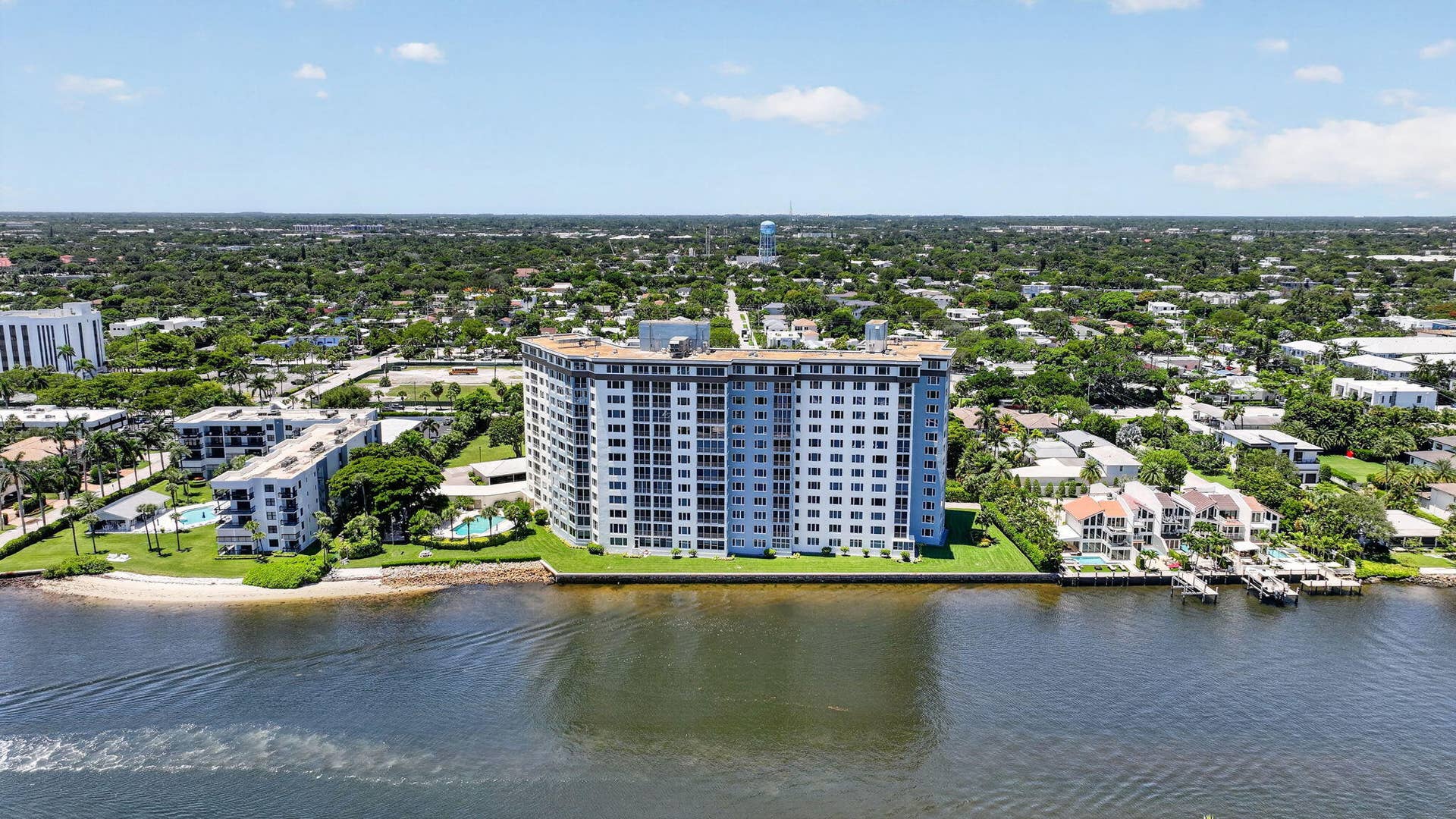 555 SE 6TH Avenue, #4F, Delray Beach, FL 33483 37-web-or-mls-DJI_20260811132812_0141_D