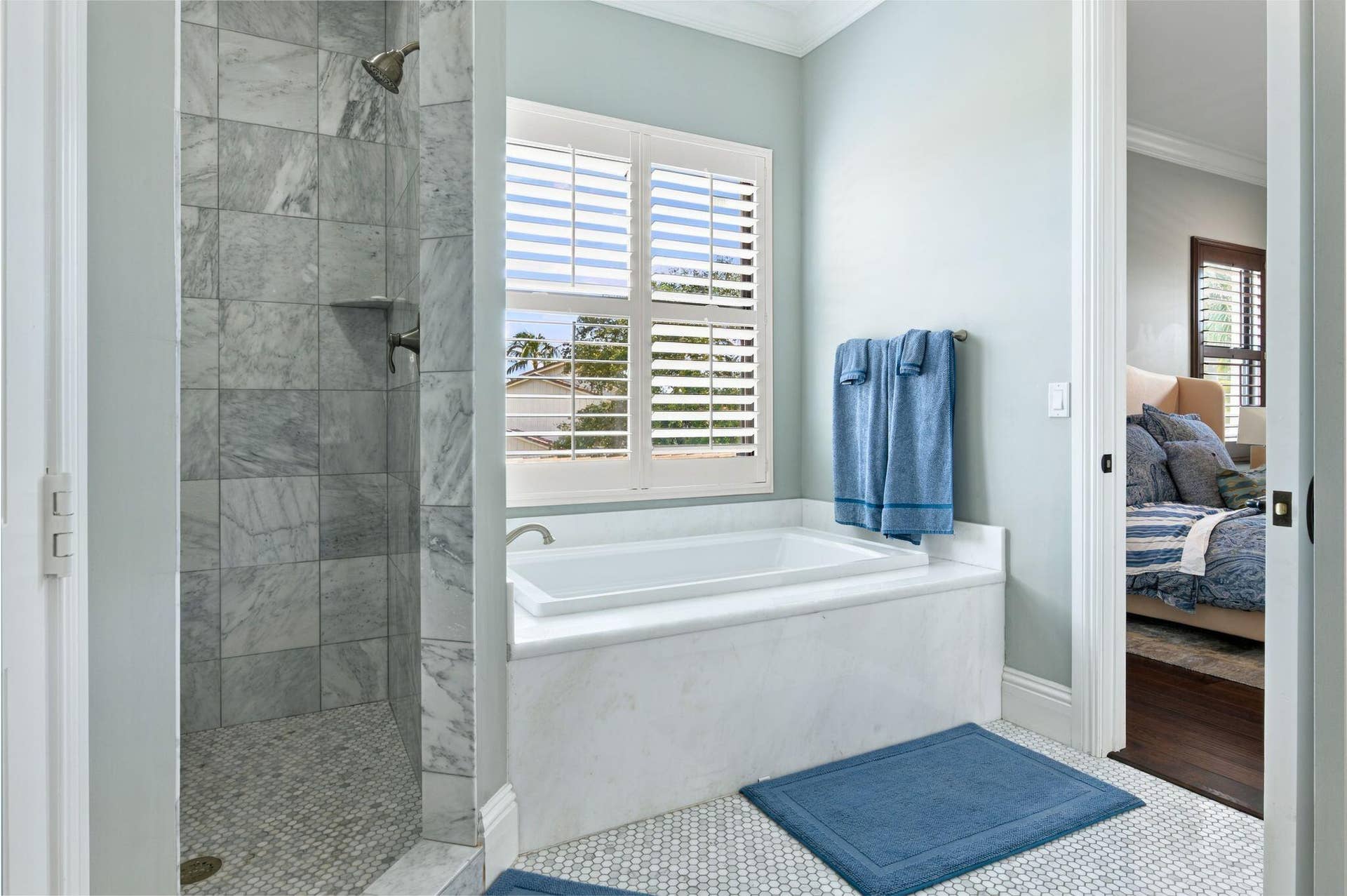 1950 Portage Landing N, North Palm Beach, FL 33408 JACK AND JILL GUEST BATHROOM