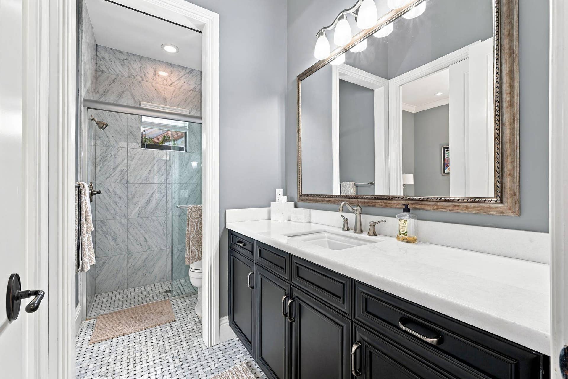 1950 Portage Landing N, North Palm Beach, FL 33408 EN-SUITE BATH - 1ST FLOOR