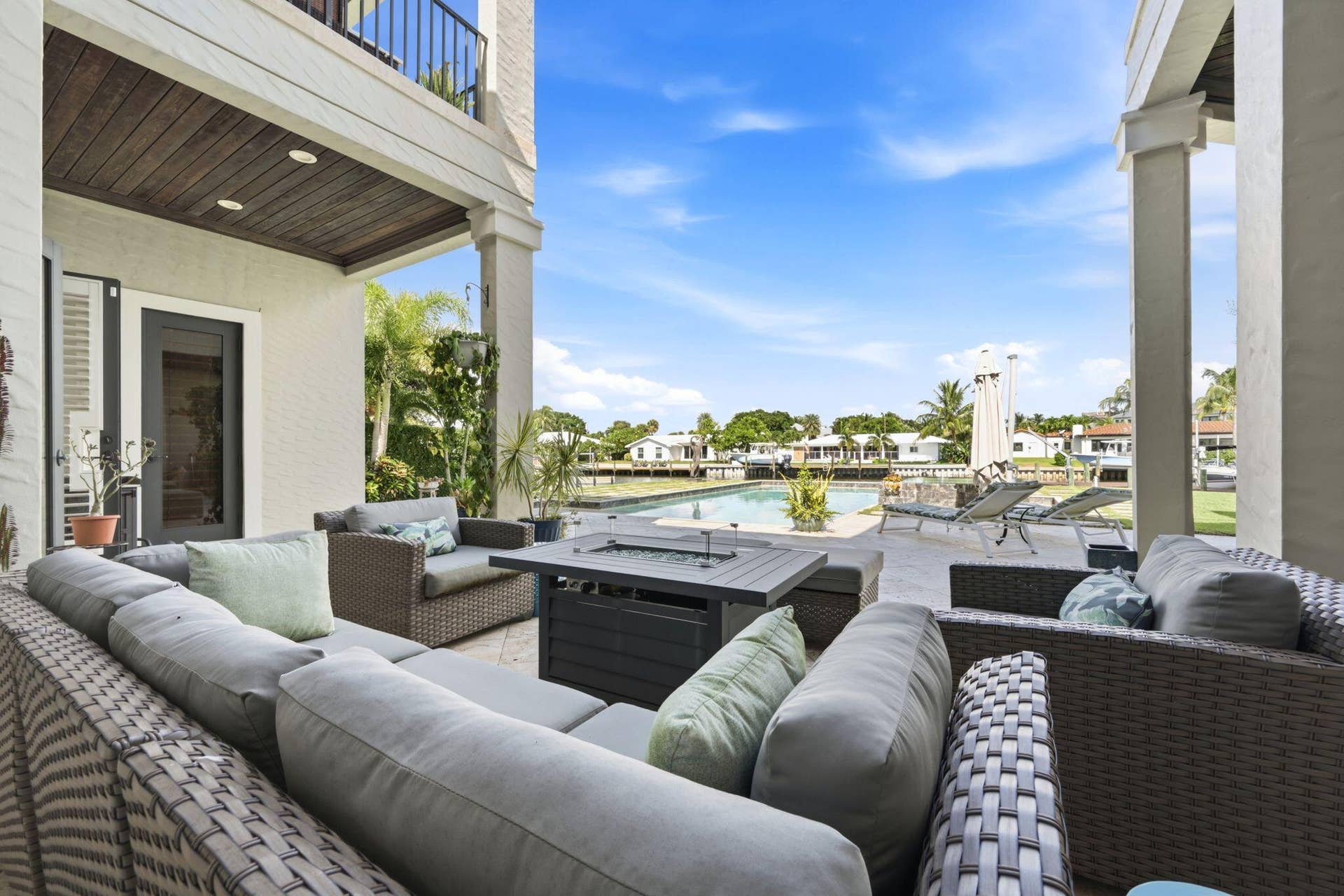 1950 Portage Landing N, North Palm Beach, FL 33408 BACK EXTERIOR