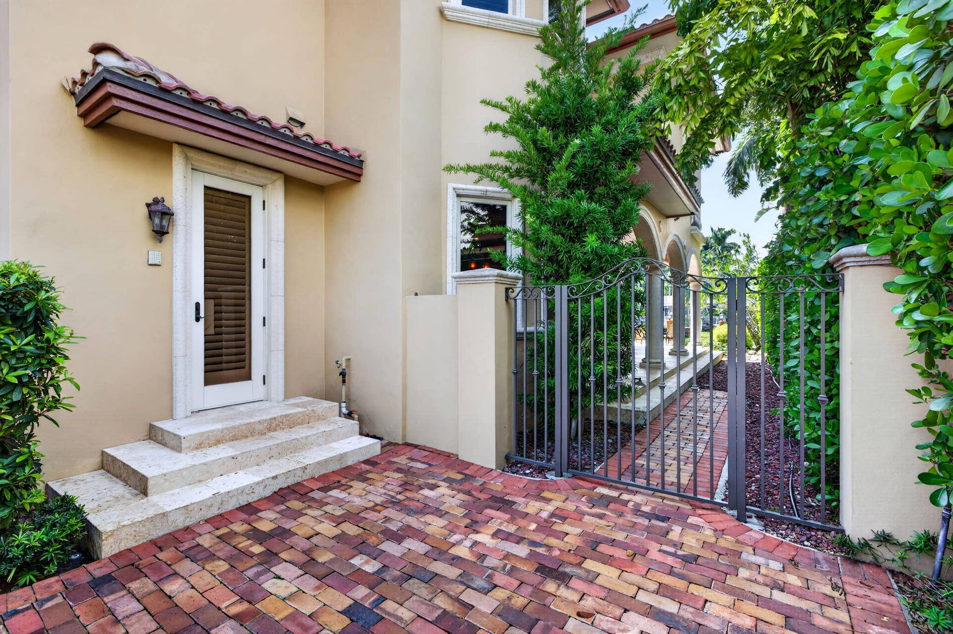 67 ROYAL PALM Drive, Fort Lauderdale, FL 33301 009_Side_Entrance_and_Gate