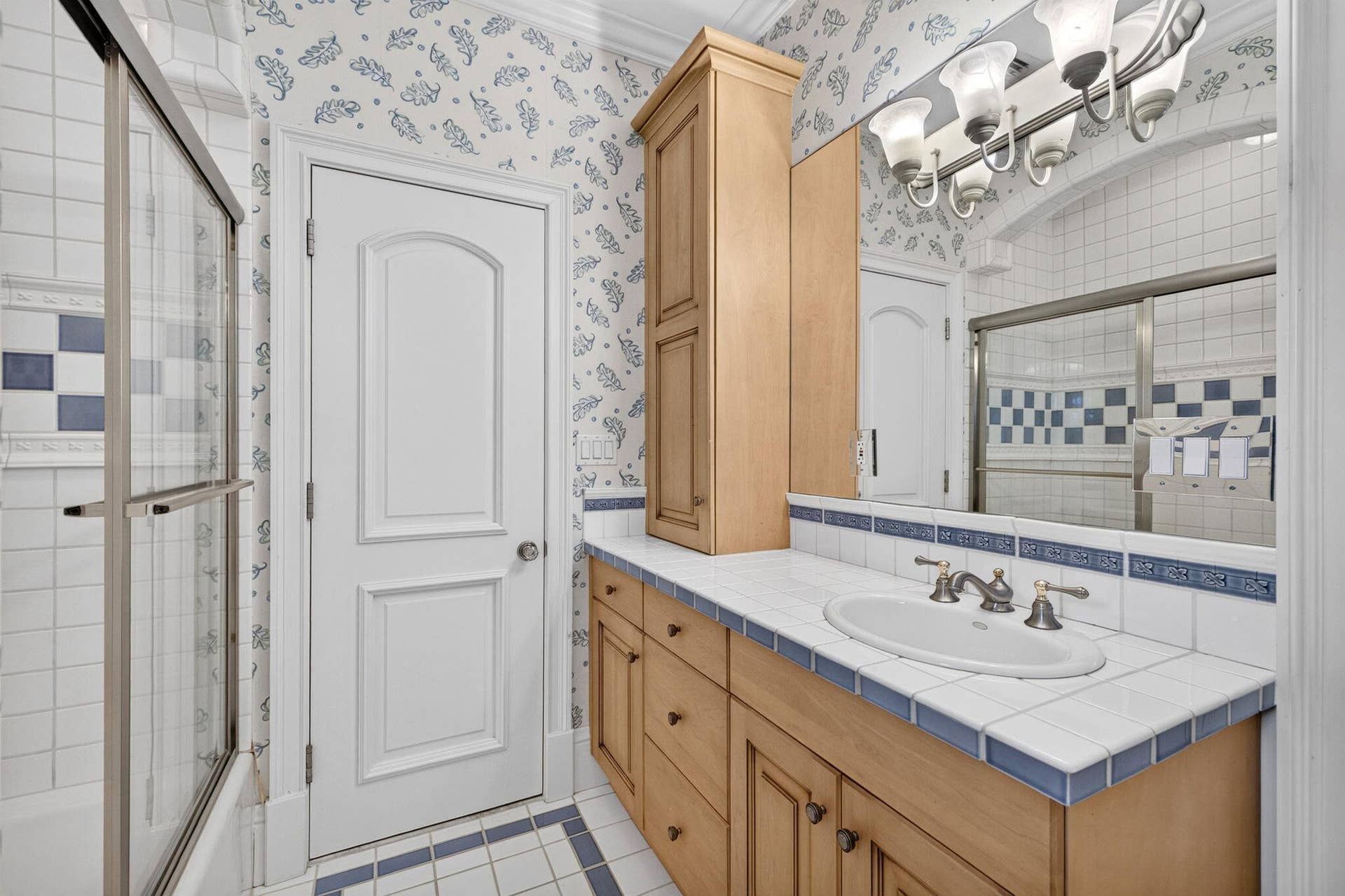 67 ROYAL PALM Drive, Fort Lauderdale, FL 33301 098_Bathroom_with_Blue_Tile