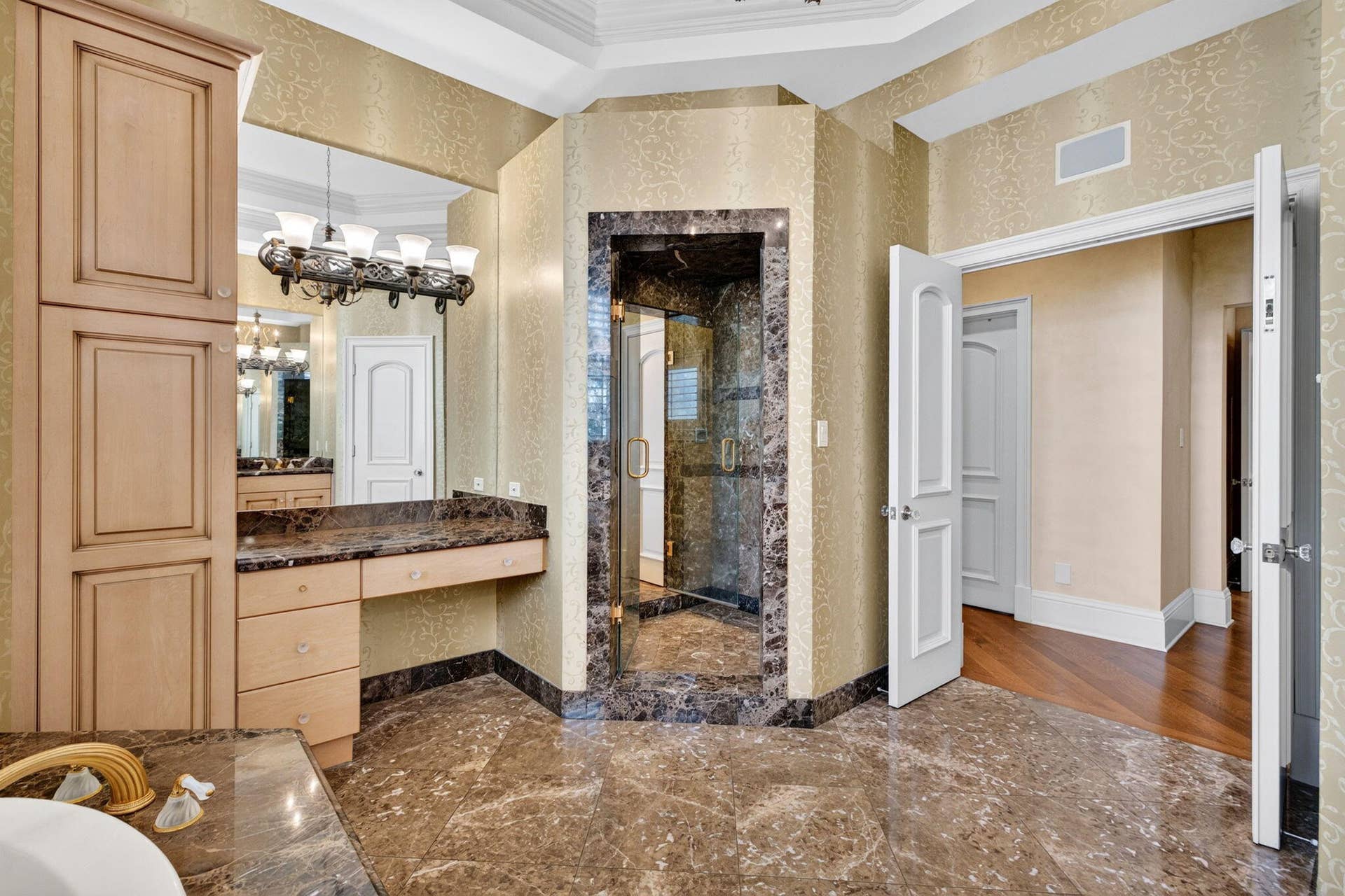 67 ROYAL PALM Drive, Fort Lauderdale, FL 33301 080_Primary_Bathroom_Vanity