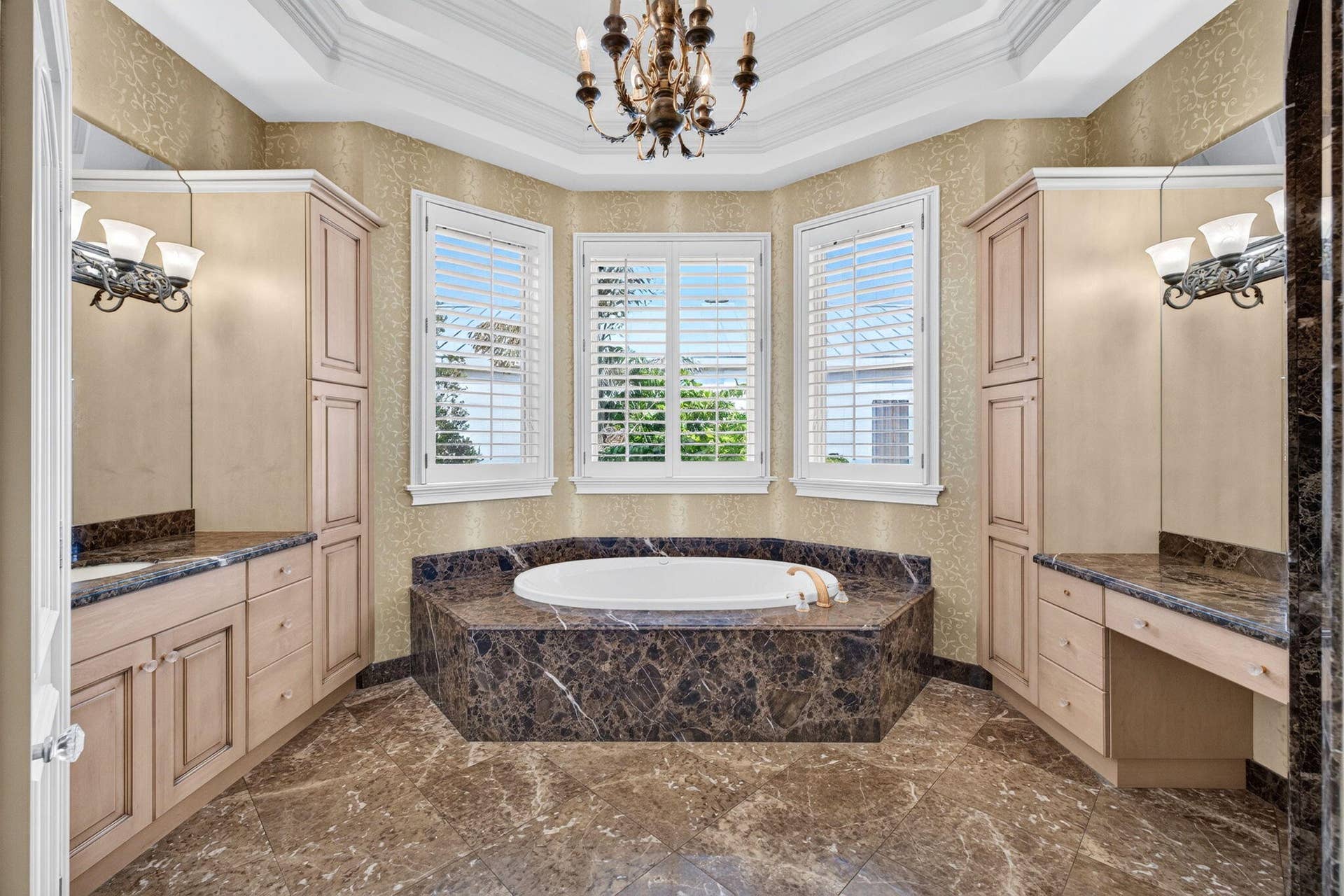 67 ROYAL PALM Drive, Fort Lauderdale, FL 33301 077_Primary_Bathroom_Soaking_Tub