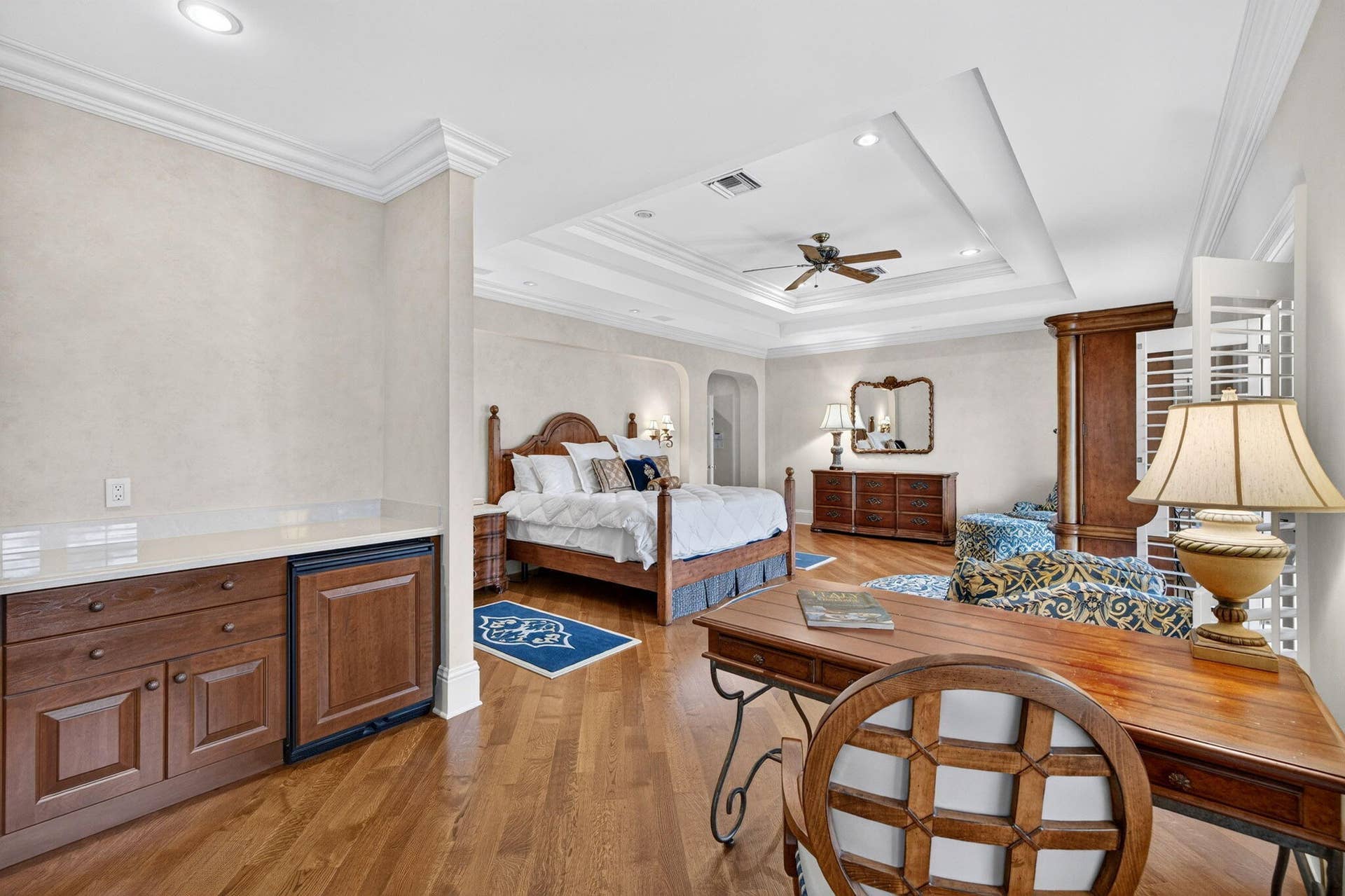67 ROYAL PALM Drive, Fort Lauderdale, FL 33301 068_Primary_Bedroom_Sitting_Area_Wet_Bar