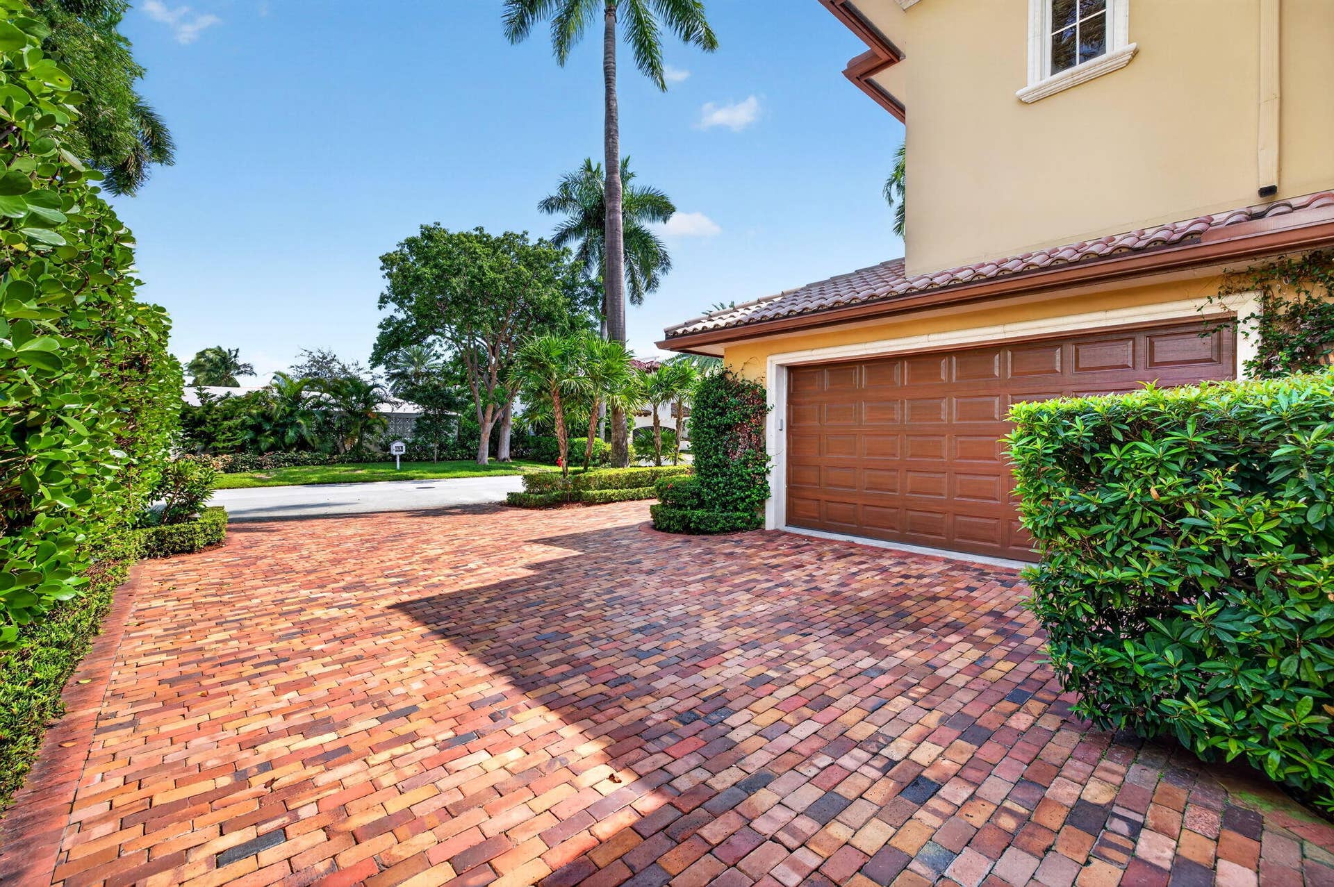 67 ROYAL PALM Drive, Fort Lauderdale, FL 33301 008_Garage_Exterior_and_Driveway