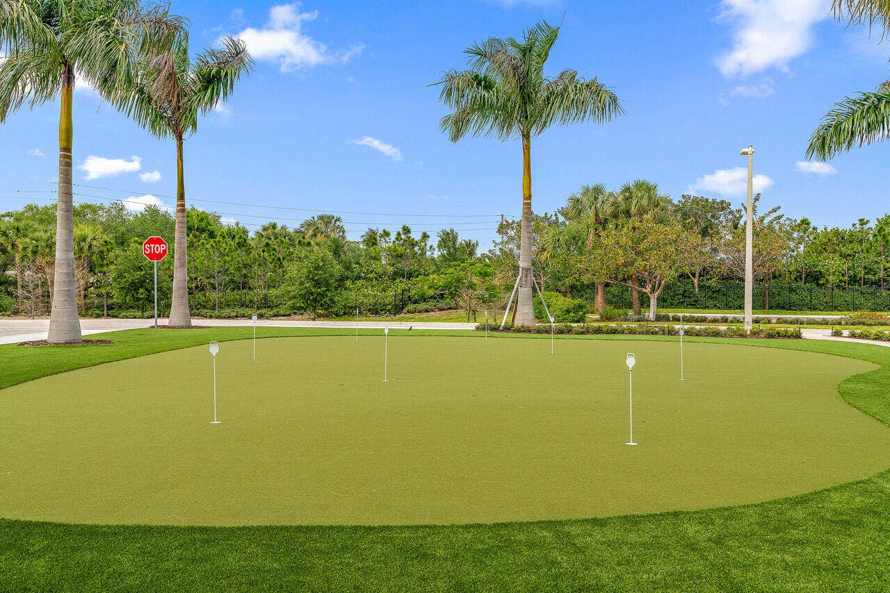 2700 Donald Ross Road, #303, Palm Beach Gardens, FL 33410 Putting Green