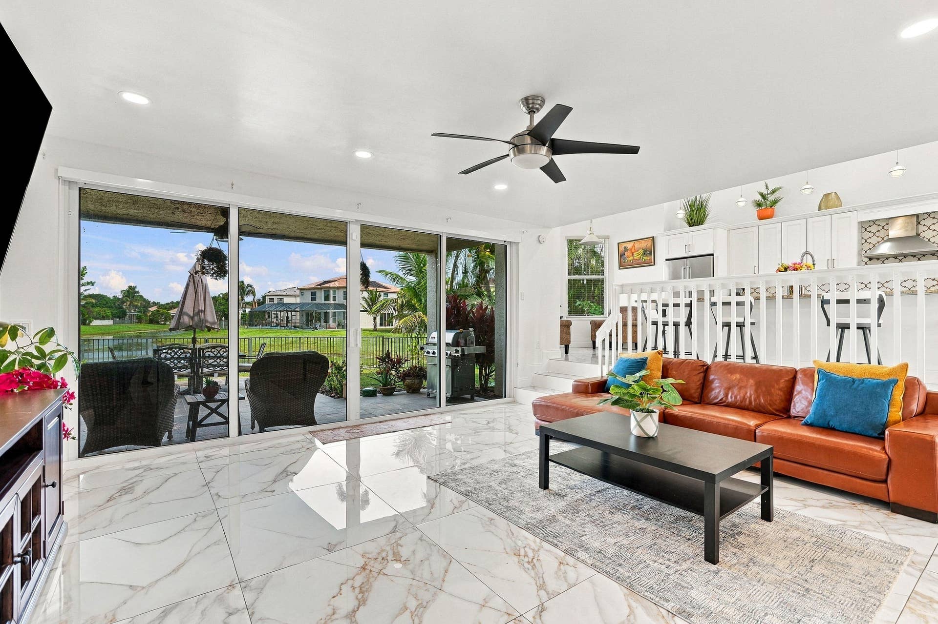 10_family room