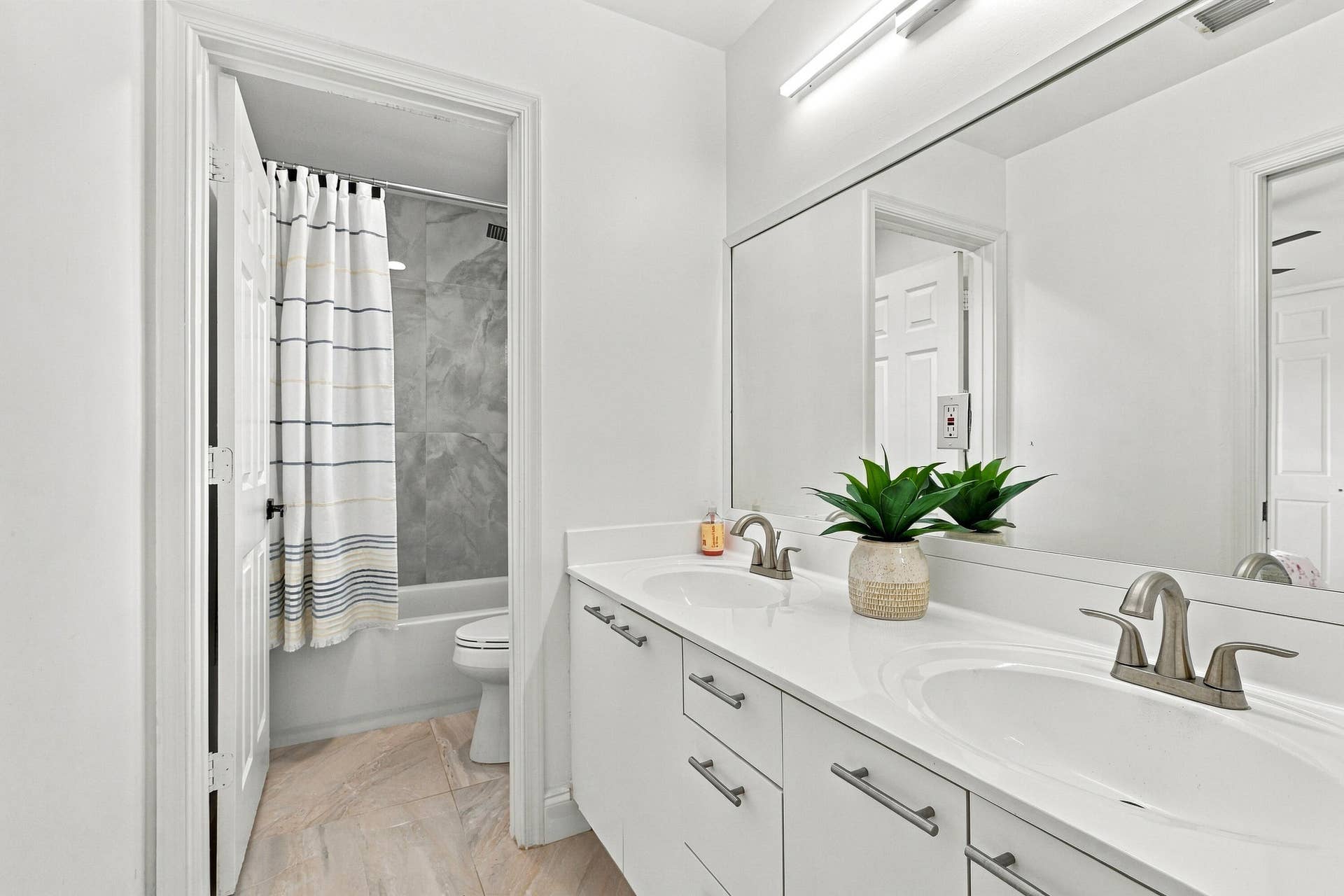 Jack n Jill bathroom, serves both upstairs bedrooms.