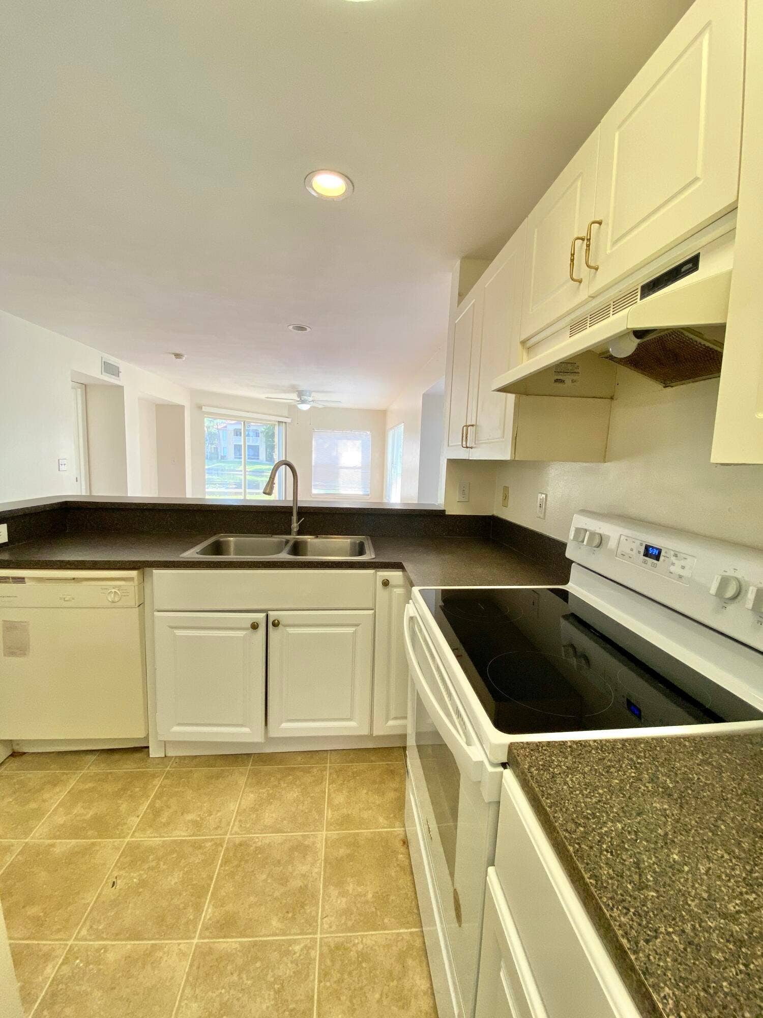 4839 Via Palm Lakes, #1108, West Palm Beach, FL 33417 4839 Via Palm Lk #1108 - Kitchen