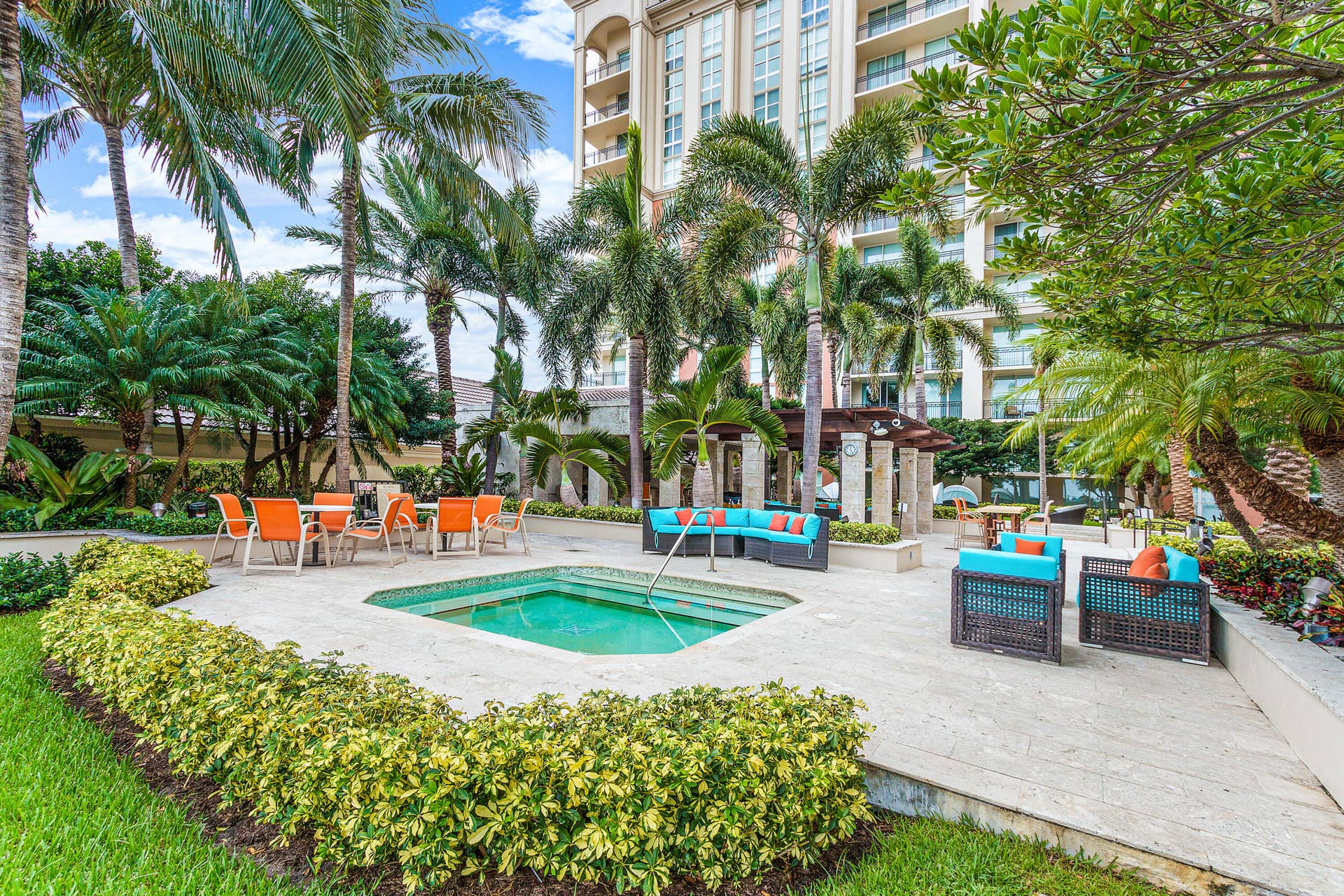 550 Okeechobee Boulevard, #1207, West Palm Beach, FL 33401 Hot Tub and Lounge Areas
