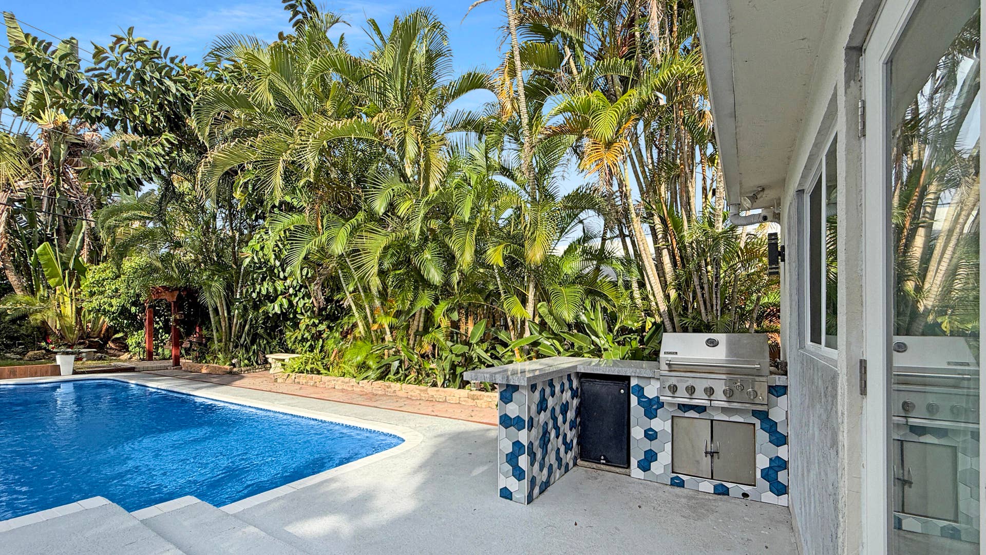 outdoor kitchen