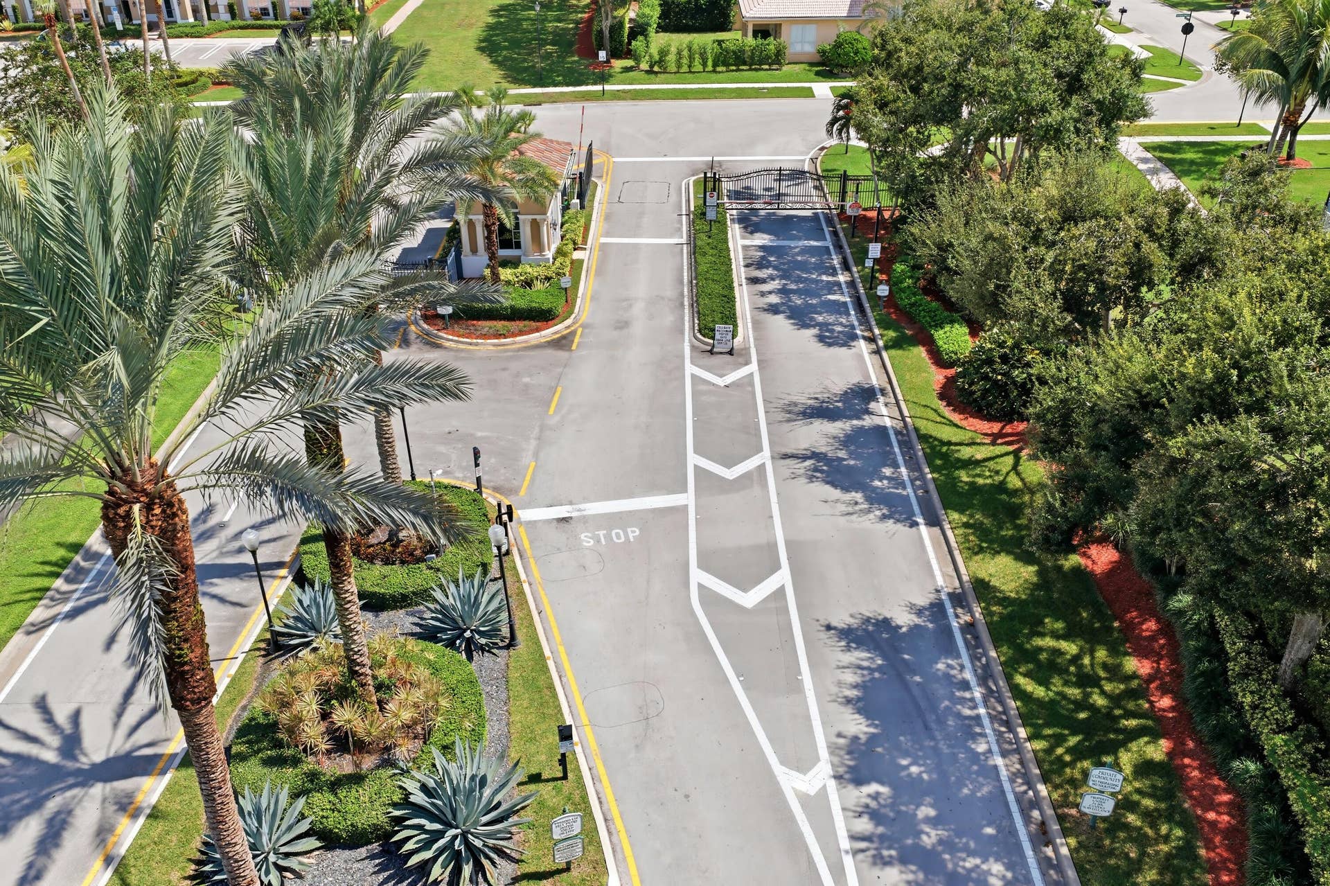4305 WELLINGTON SHORES Drive, Wellington, FL 33449 Security Gate