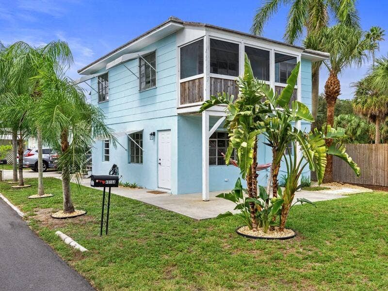 4916 N Flagler Dr east side of duplex